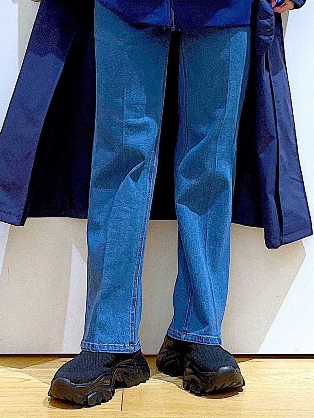 ブラック系のショルダーバッグ、ブルー系のデニムパンツ、ブルー系のその他アウターを着用したレディースの冬コーディネートの7枚目の写真