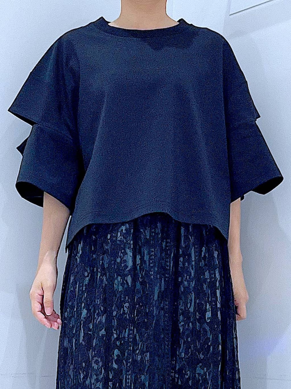 グレー系のショルダーバッグ、ブラック系のサンダル、ブラック系のTシャツ/カットソーを着用したレディースの夏コーディネートの7枚目の写真