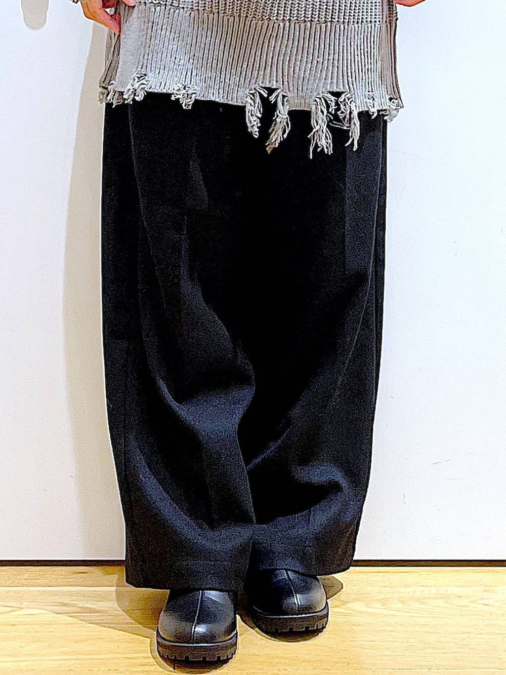 ブラック系のブーツ、ブラック系のトートバッグ、ブラック系のその他パンツを着用したレディースの冬コーディネートの7枚目の写真