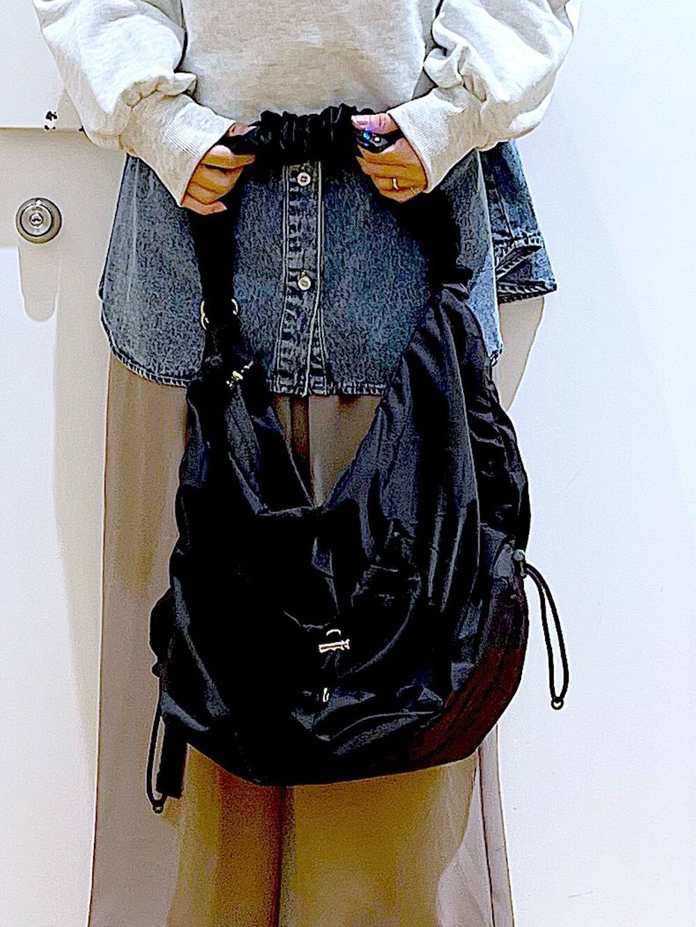 ブラック系のローファー、ブルー系のシャツ/ブラウス、ブラウン系のその他パンツを着用したレディースの春コーディネートの9枚目の写真