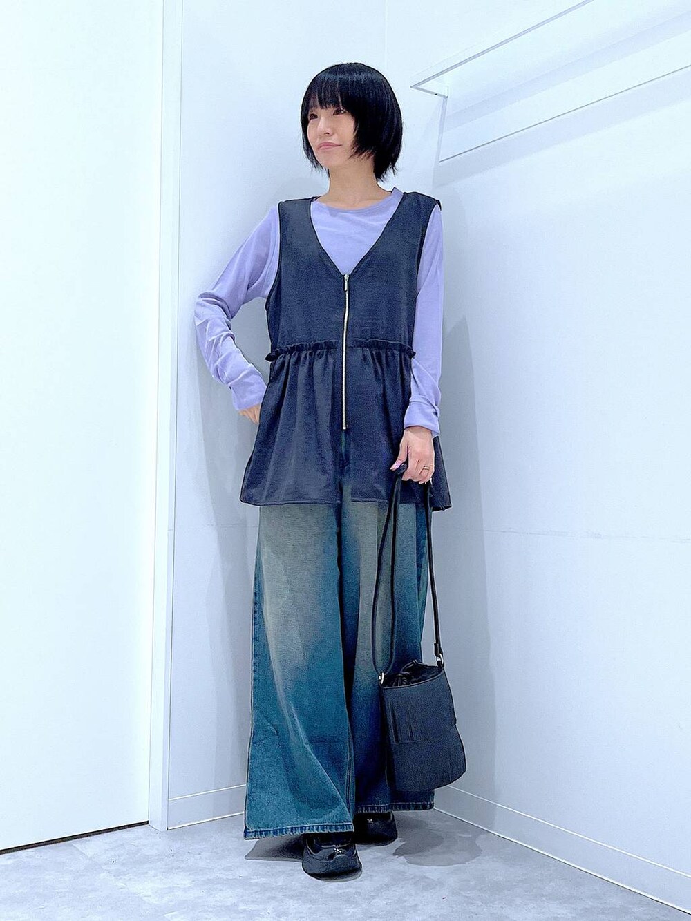 パープル系のTシャツ/カットソー、ブラック系のローファー、ブラック系のショルダーバッグを着用したレディースの秋コーディネートの2枚目の写真