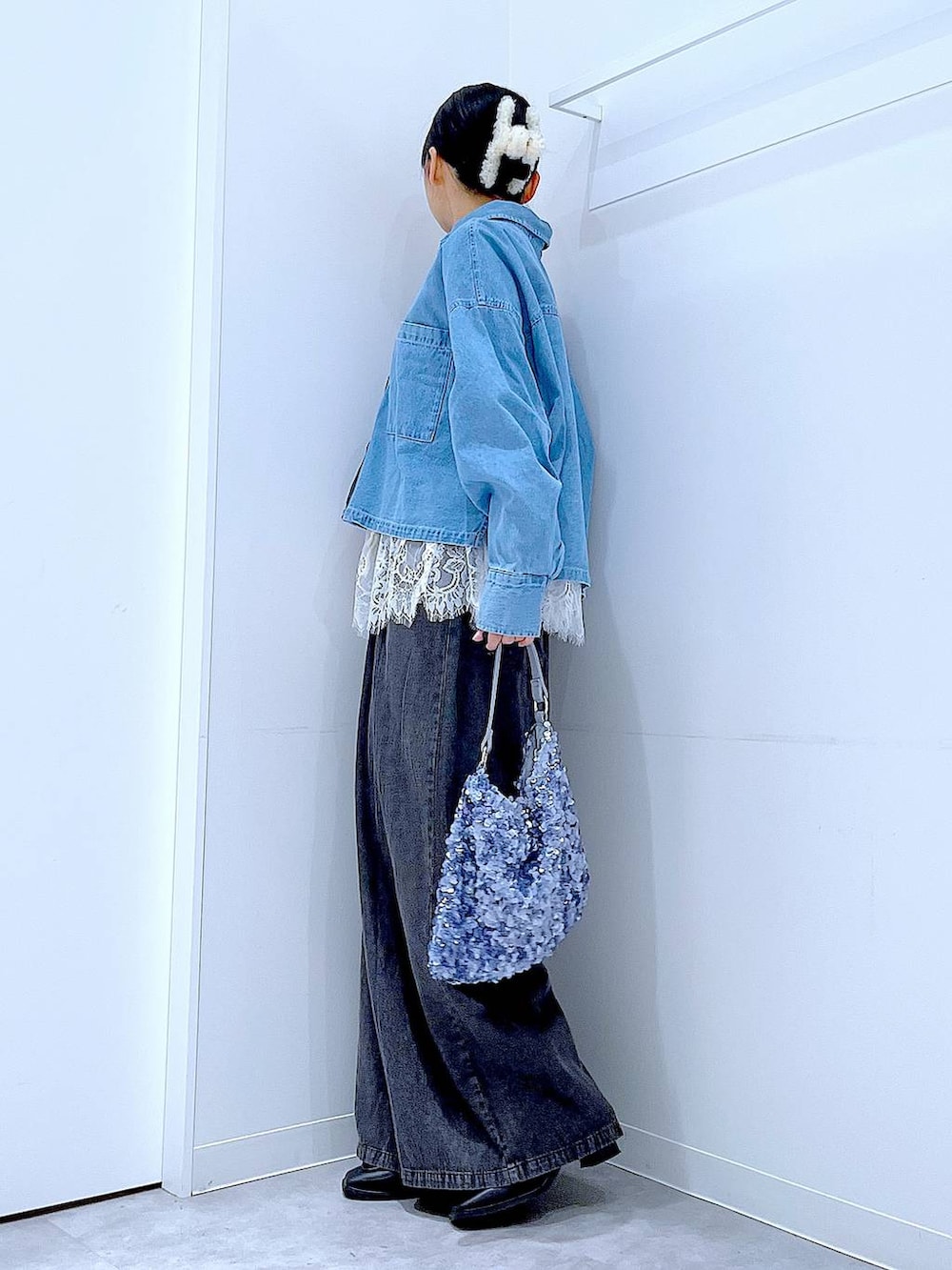 ブラック系のブーツ、ブルー系のシャツ/ブラウス、ブルー系のショルダーバッグを着用したレディースの春コーディネートの3枚目の写真