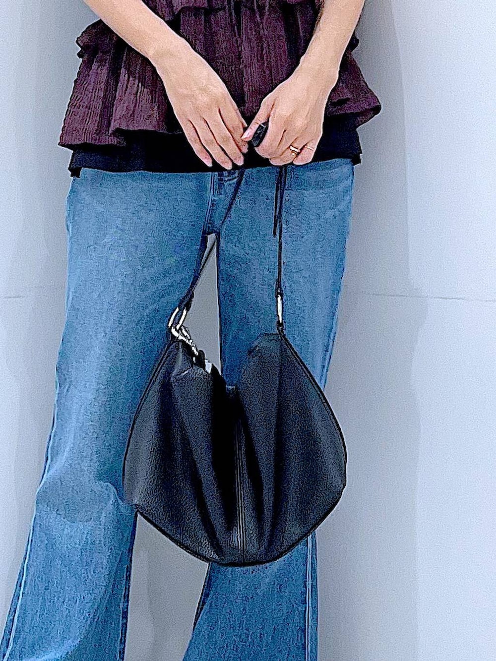 ブルー系のデニムパンツ、ブラウン系のベスト、ブラウン系のその他シューズを着用したレディースの夏コーディネートの9枚目の写真