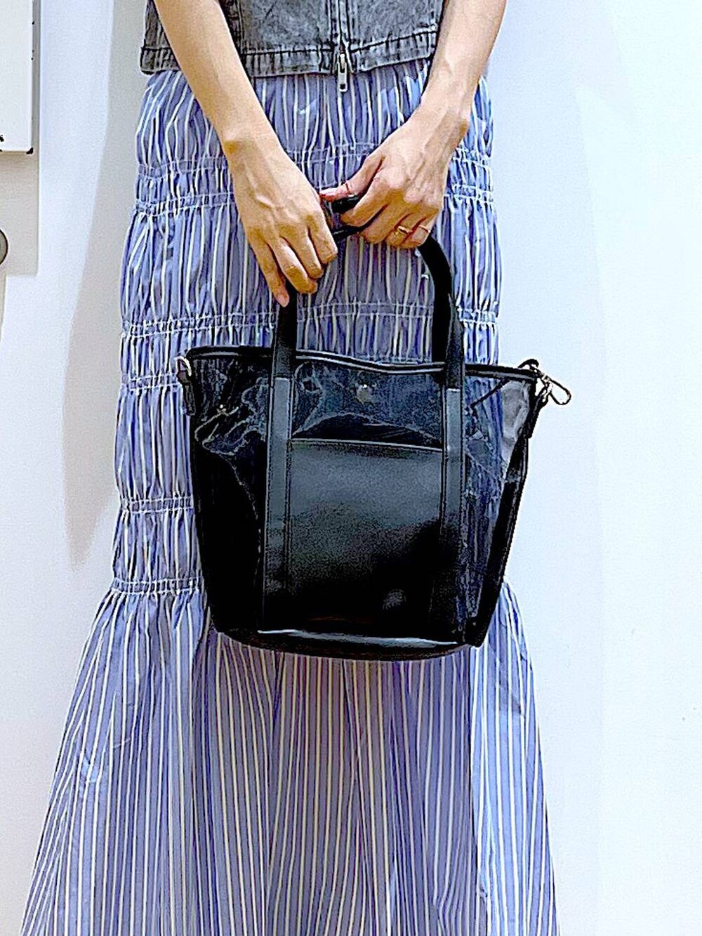 ブラック系のサンダル、ブラック系のトートバッグ、グレー系のベストを着用したレディースの夏コーディネートの9枚目の写真