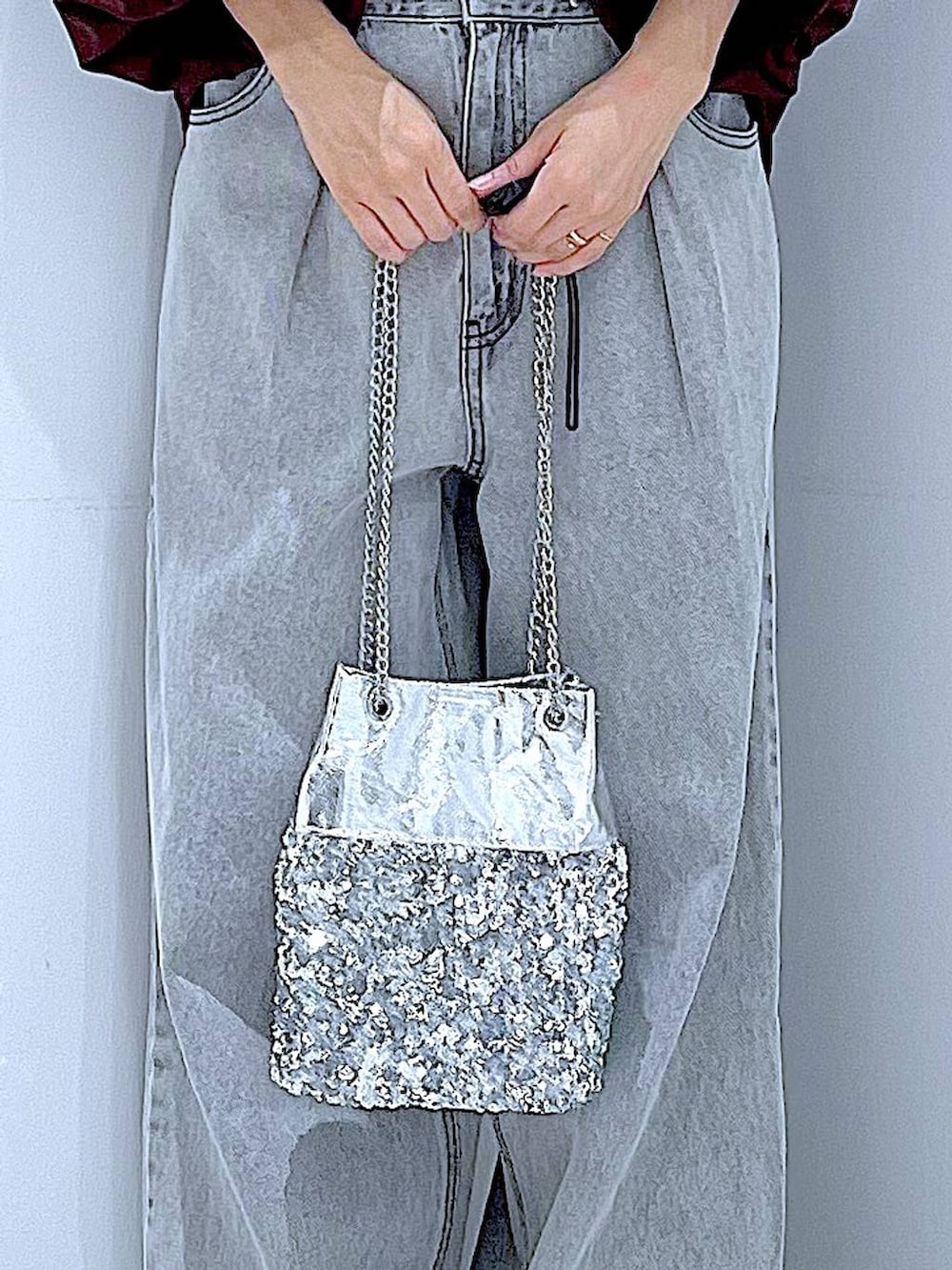 その他のショルダーバッグ、ブラック系のローファー、ブラウン系のシャツ/ブラウスを着用したレディースの秋コーディネートの9枚目の写真