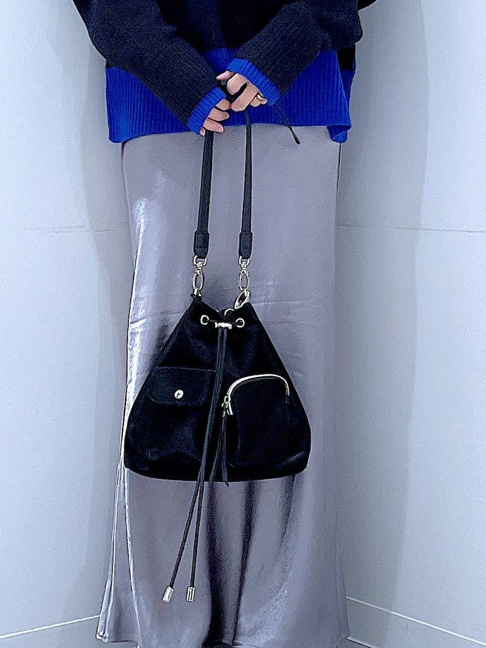 ブラック系のショルダーバッグ、ブラック系のブーツ、ブラック系のニット/セーターを着用したレディースの冬コーディネートの9枚目の写真