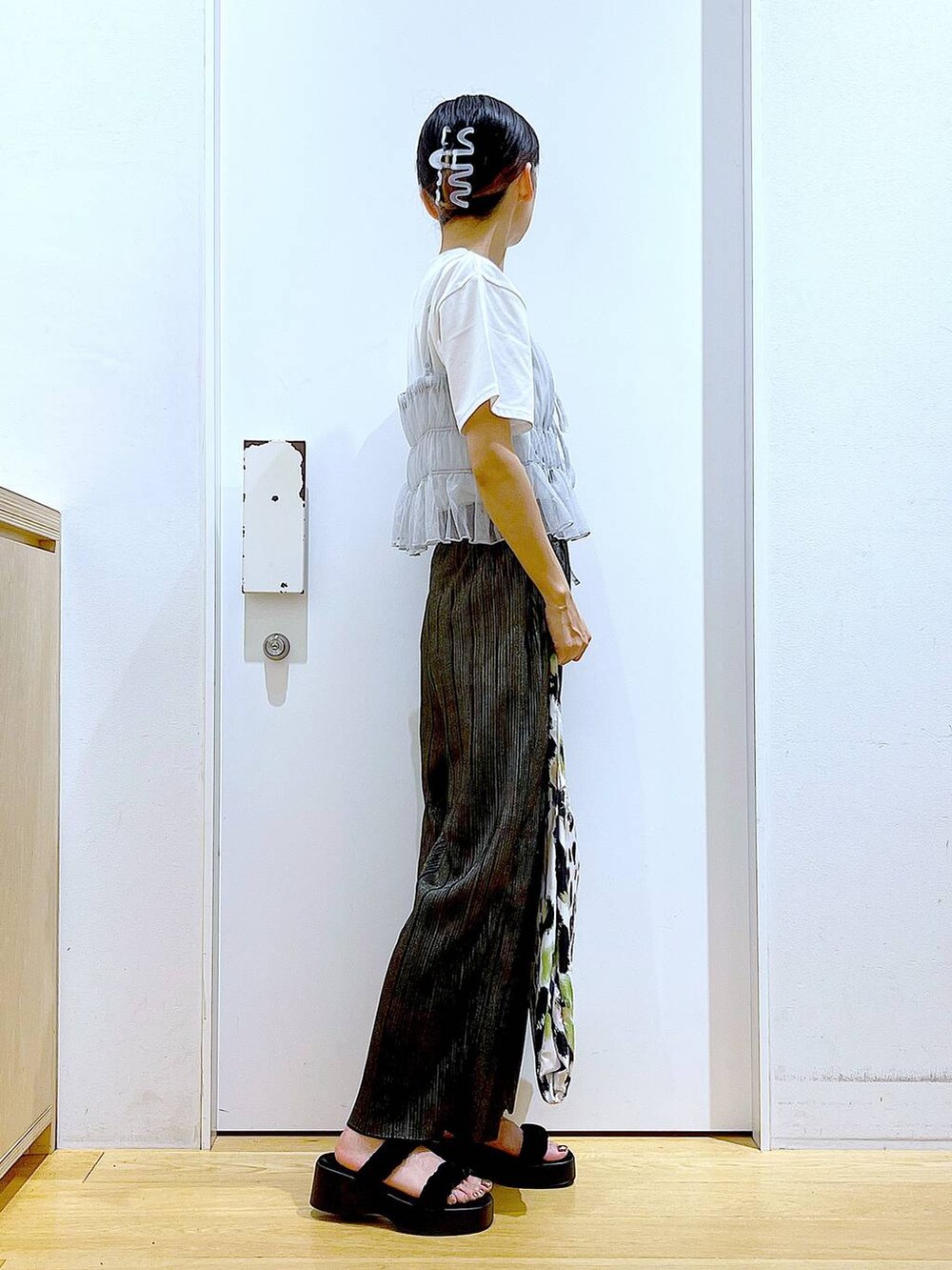 グリーン系のトートバッグ、シルバー系のキャミソール、ホワイト系のTシャツ/カットソーを着用したレディースの夏コーディネートの4枚目の写真