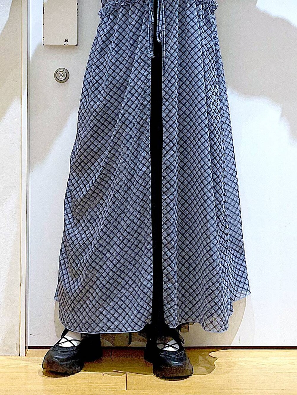 ブラック系のスニーカー、ブラック系のTシャツ/カットソー、その他のショルダーバッグを着用したレディースの春コーディネートの8枚目の写真