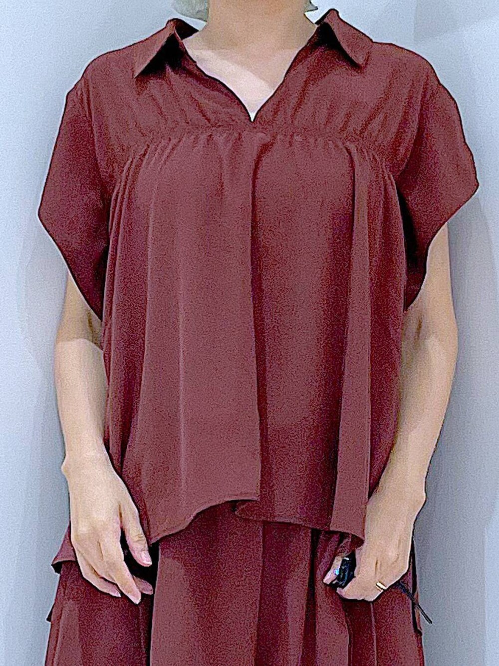 ブラック系のショルダーバッグ、ブラウン系のその他パンツ、ブラウン系のシャツ/ブラウスを着用したレディースの夏コーディネートの7枚目の写真