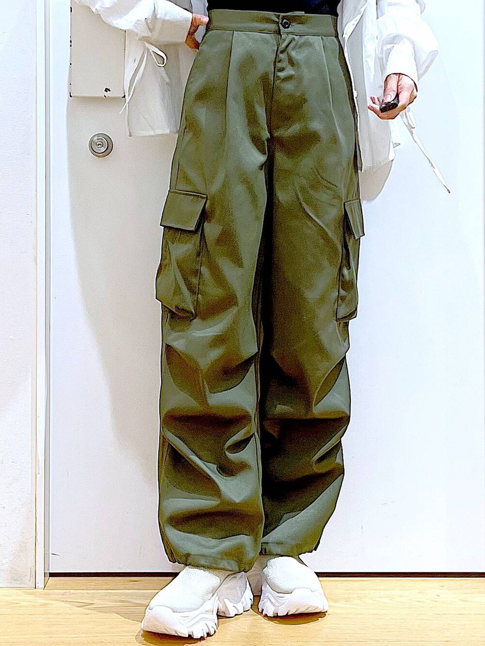 ホワイト系のシャツ/ブラウス、ホワイト系のショルダーバッグ、ベージュ系のスニーカーを着用したレディースの春コーディネートの8枚目の写真