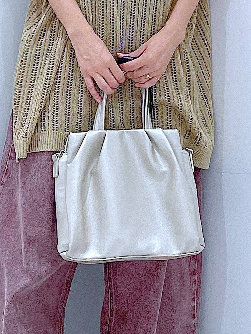 レッド系のデニムパンツ、ホワイト系のサンダル、ホワイト系のハンドバッグを着用したレディースの夏コーディネートの9枚目の写真