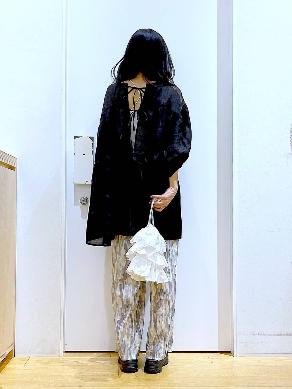 ホワイト系のショルダーバッグ、ブラック系のサンダル、ベージュ系のその他パンツを着用したレディースの夏コーディネートの5枚目の写真