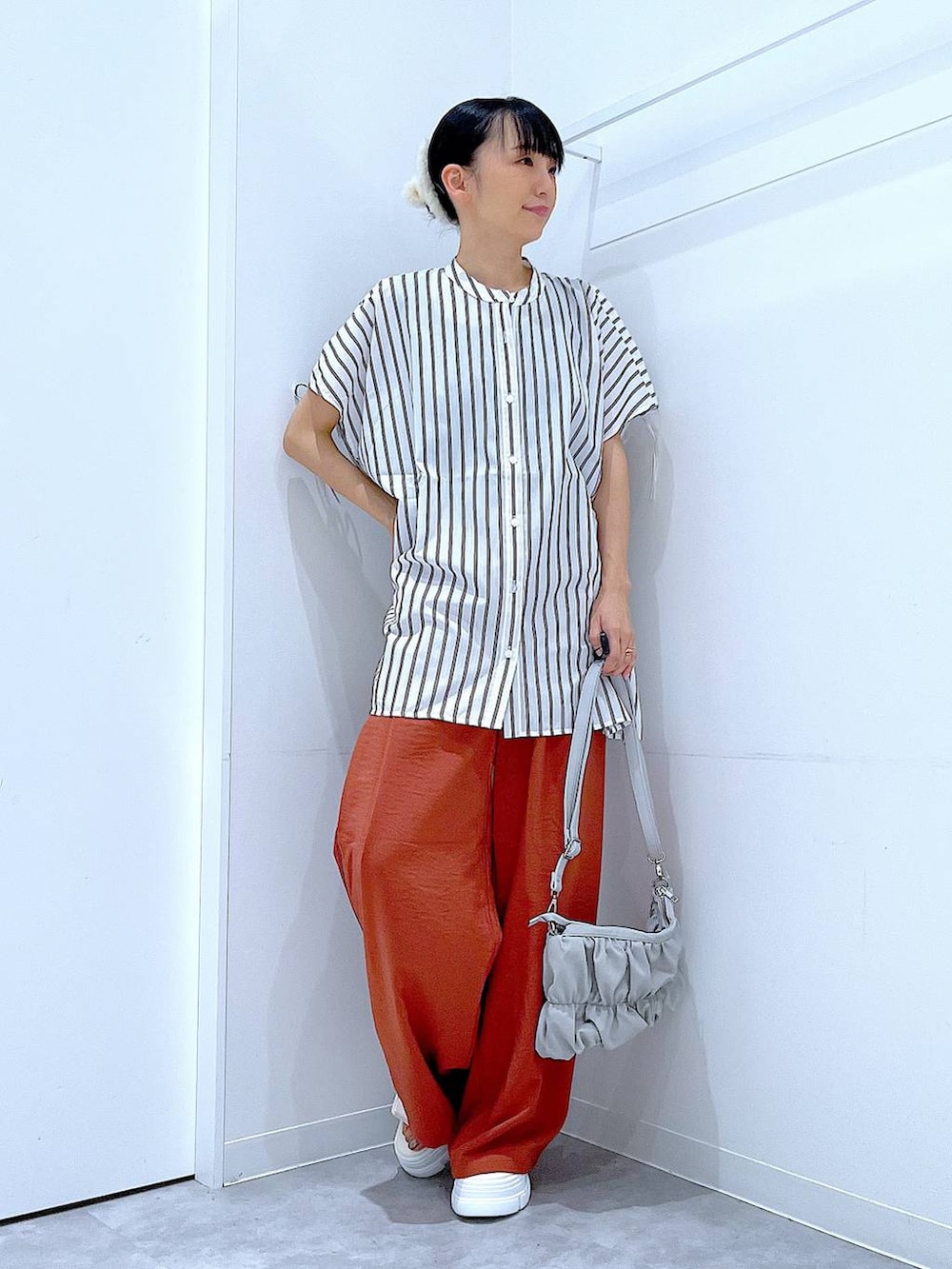 ホワイト系のサンダル、レッド系のその他パンツ、ホワイト系のシャツ/ブラウスを着用したレディースの夏コーディネートの2枚目の写真