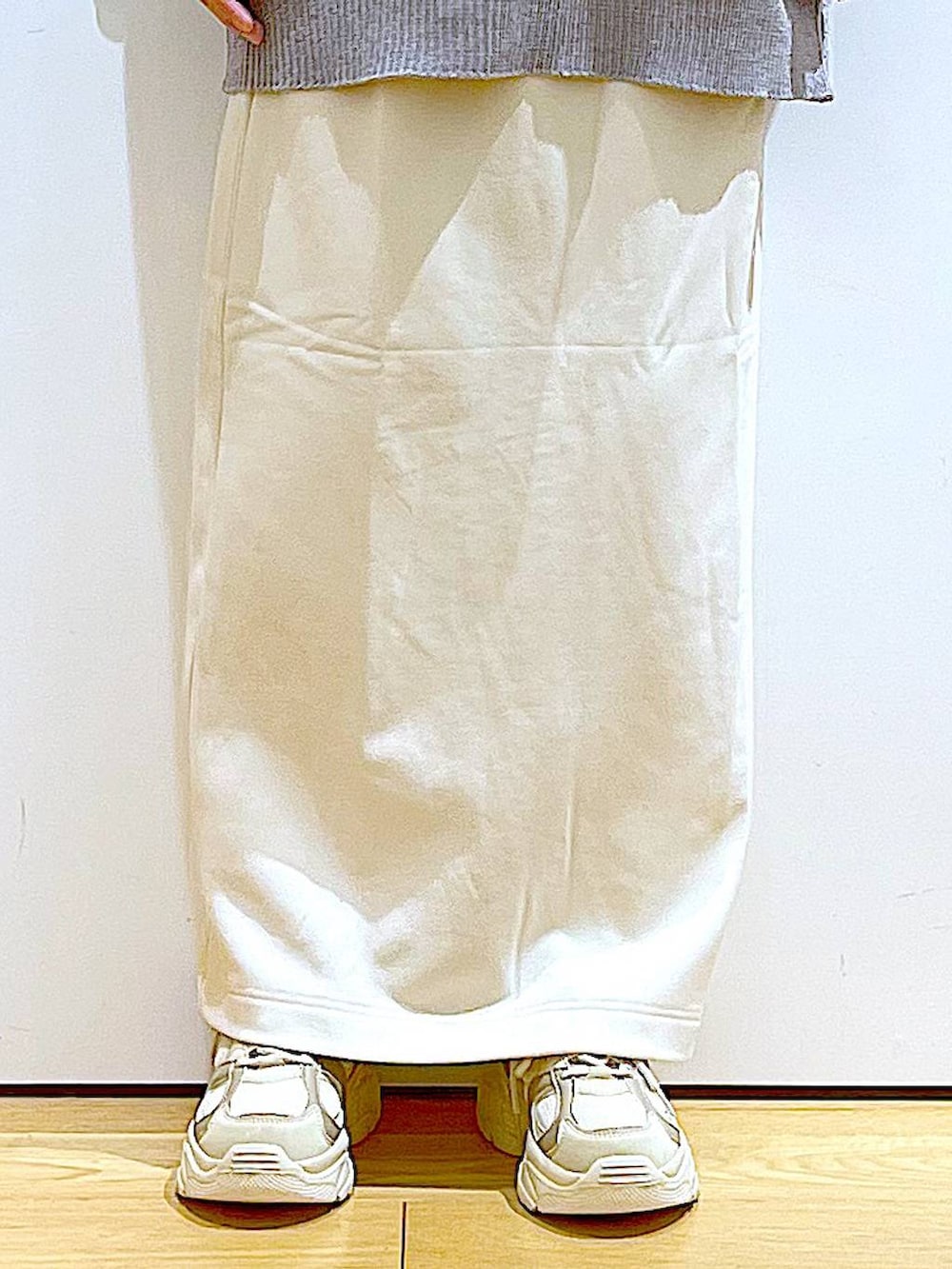 ベージュ系のスニーカー、グレー系のニット/セーター、ベージュ系のスカートを着用したレディースの冬コーディネートの8枚目の写真