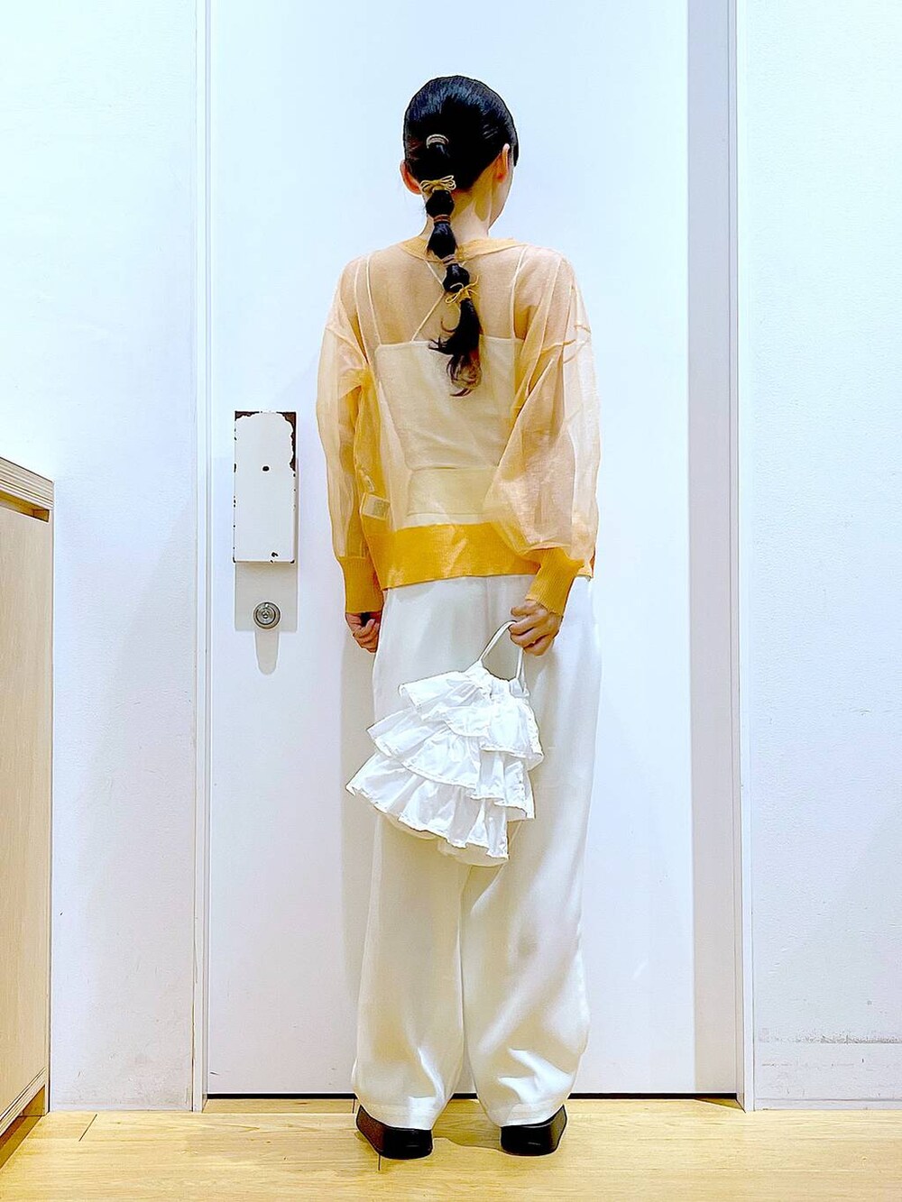 ホワイト系のショルダーバッグ、ホワイト系のその他パンツ、シルバー系のサンダルを着用したレディースの夏コーディネートの5枚目の写真