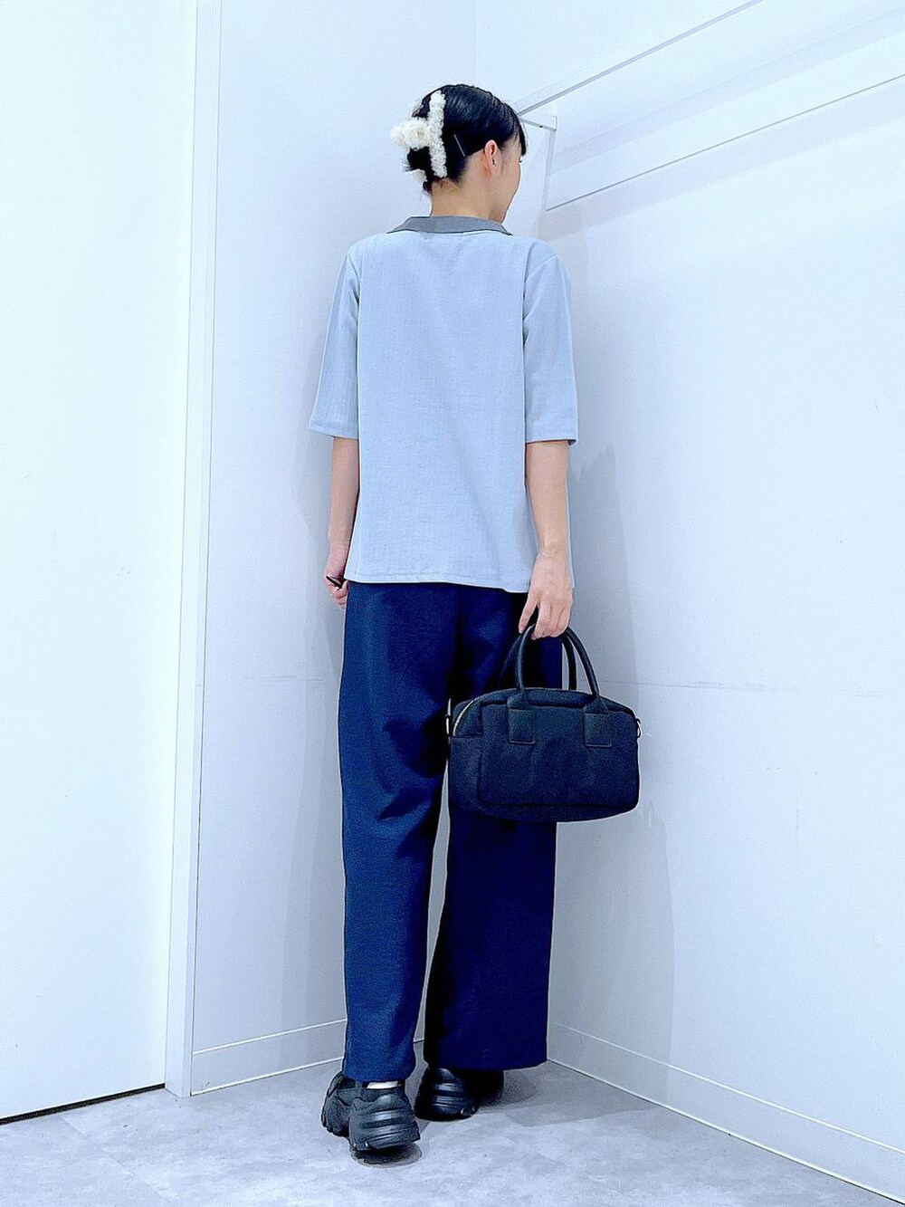 ブルー系のその他パンツ、ブラック系のスニーカー、ブラック系のボストンバッグを着用したレディースの夏コーディネートの5枚目の写真