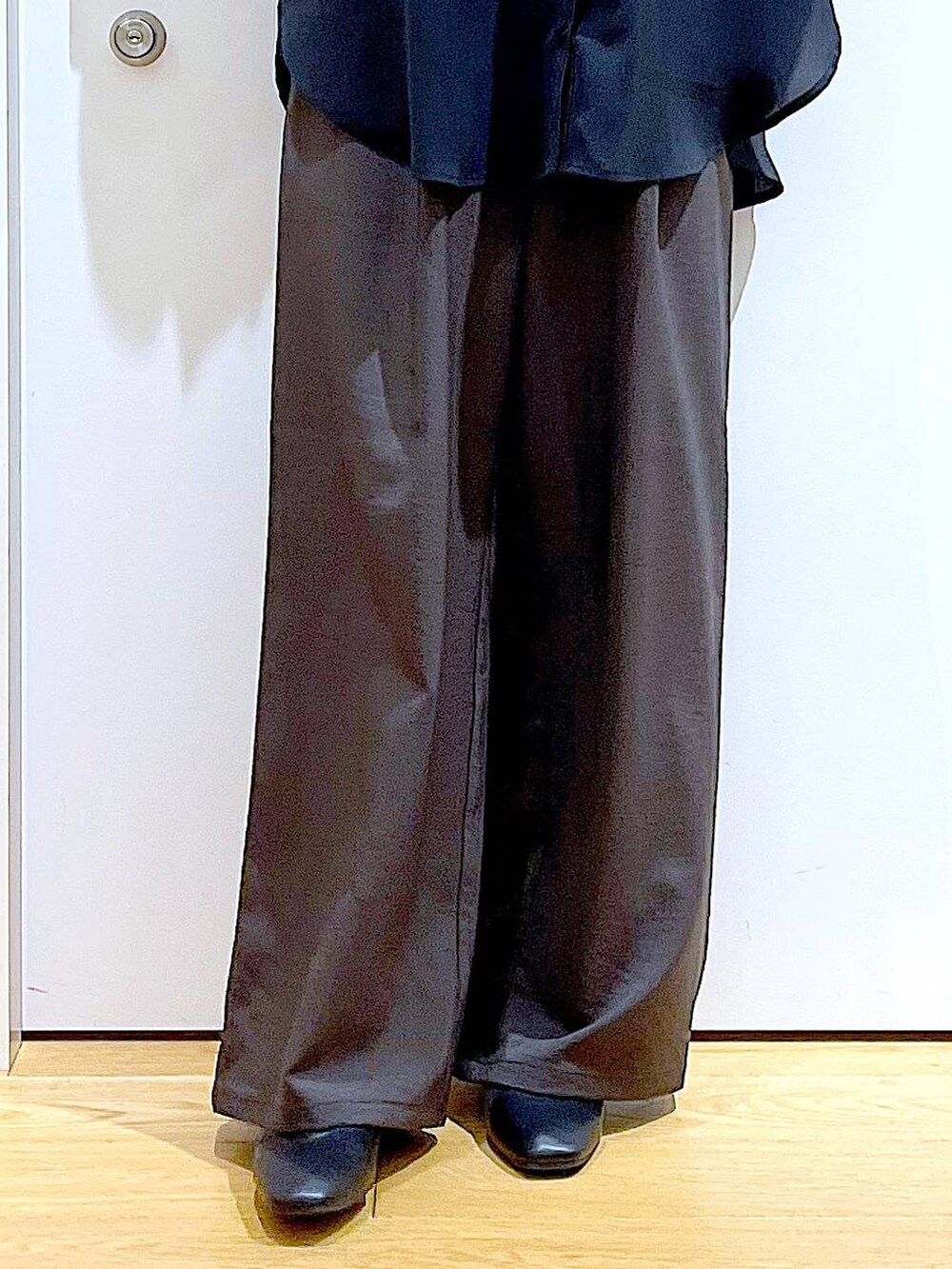 ブラック系のパンプス、その他のショルダーバッグ、グレー系のその他パンツを着用したレディースの春コーディネートの8枚目の写真