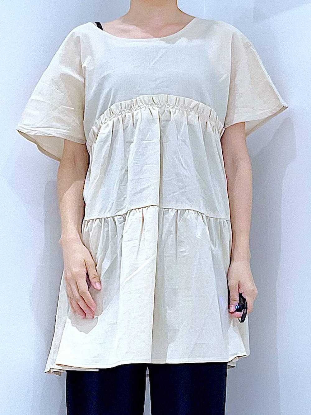 ホワイト系のショルダーバッグ、ブラック系のサンダル、ブラック系のその他パンツを着用したレディースの夏コーディネートの7枚目の写真