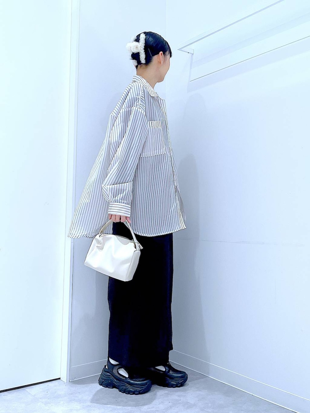 ホワイト系のショルダーバッグ、グレー系のTシャツ/カットソー、ホワイト系のシャツ/ブラウスを着用したレディースの夏コーディネートの4枚目の写真