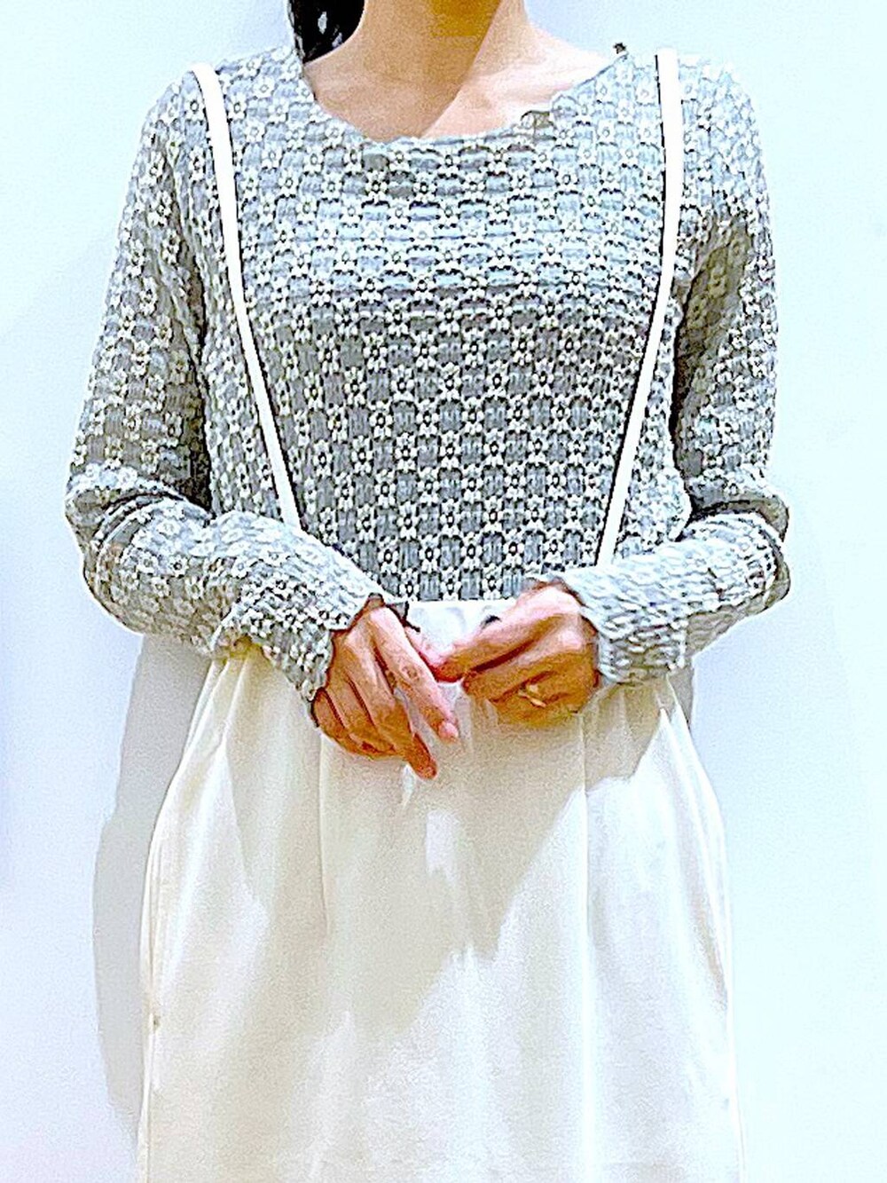 その他のショルダーバッグ、ベージュ系のブーツ、ホワイト系のスカートを着用したレディースの春コーディネートの7枚目の写真