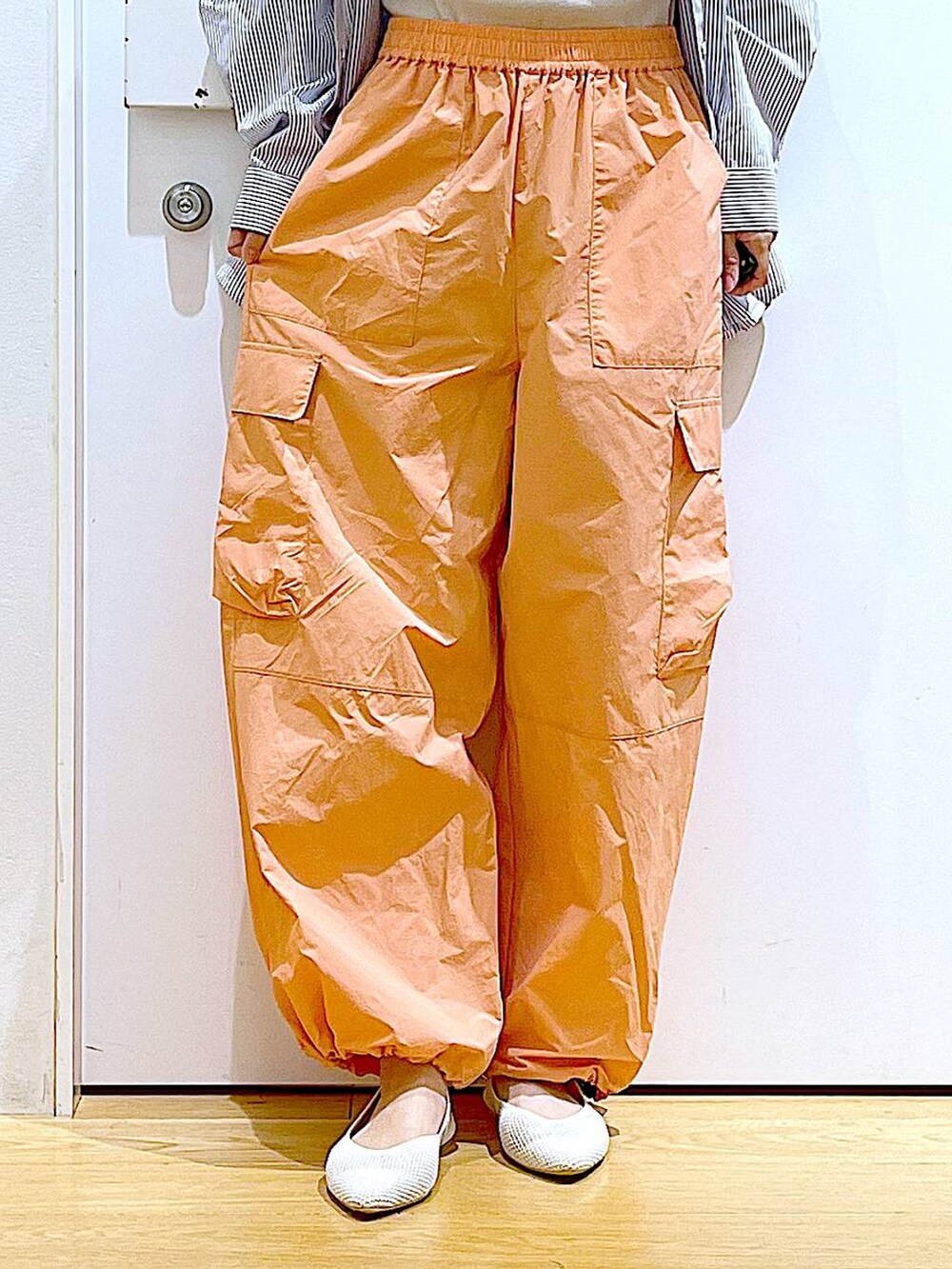 ホワイト系のシャツ/ブラウス、イエロー系のニット/セーター、ホワイト系のショルダーバッグを着用したレディースの春コーディネートの8枚目の写真