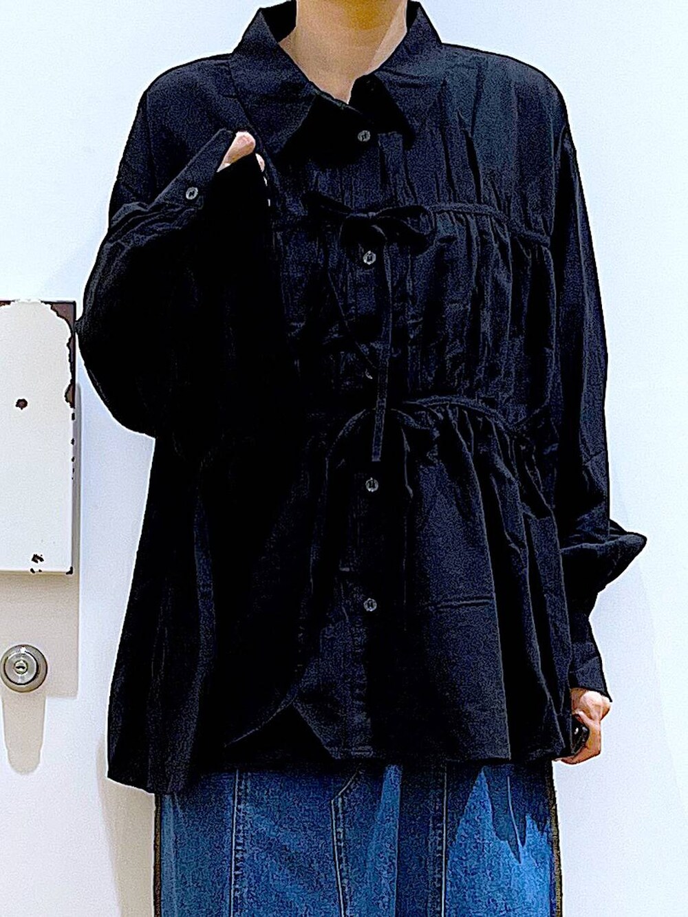 ベージュ系のショルダーバッグ、ブラック系のローファー、ブラック系のシャツ/ブラウスを着用したレディースの秋コーディネートの7枚目の写真