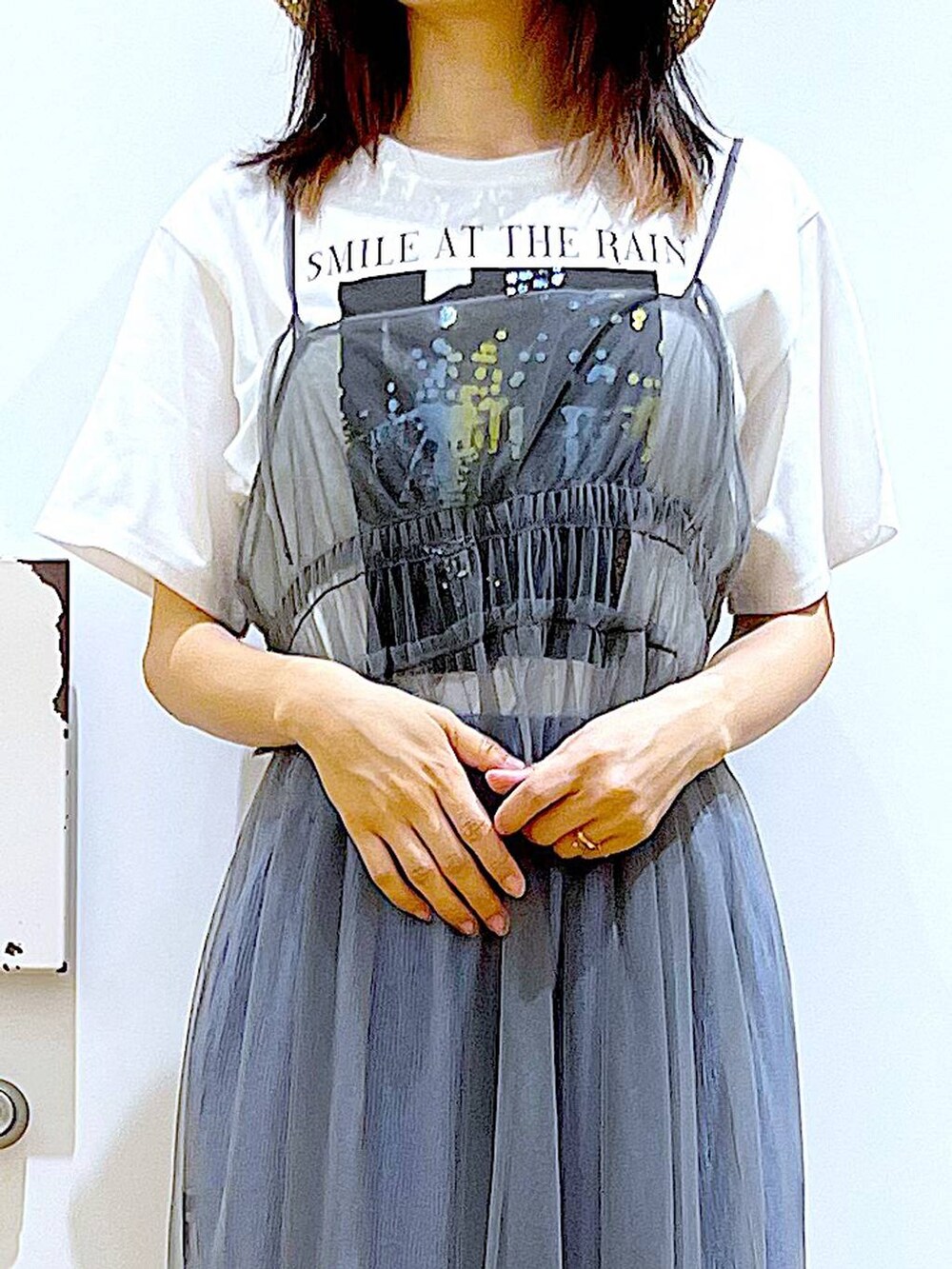 グレー系のワンピース、ホワイト系のショルダーバッグ、ホワイト系のサンダルを着用したレディースの夏コーディネートの7枚目の写真