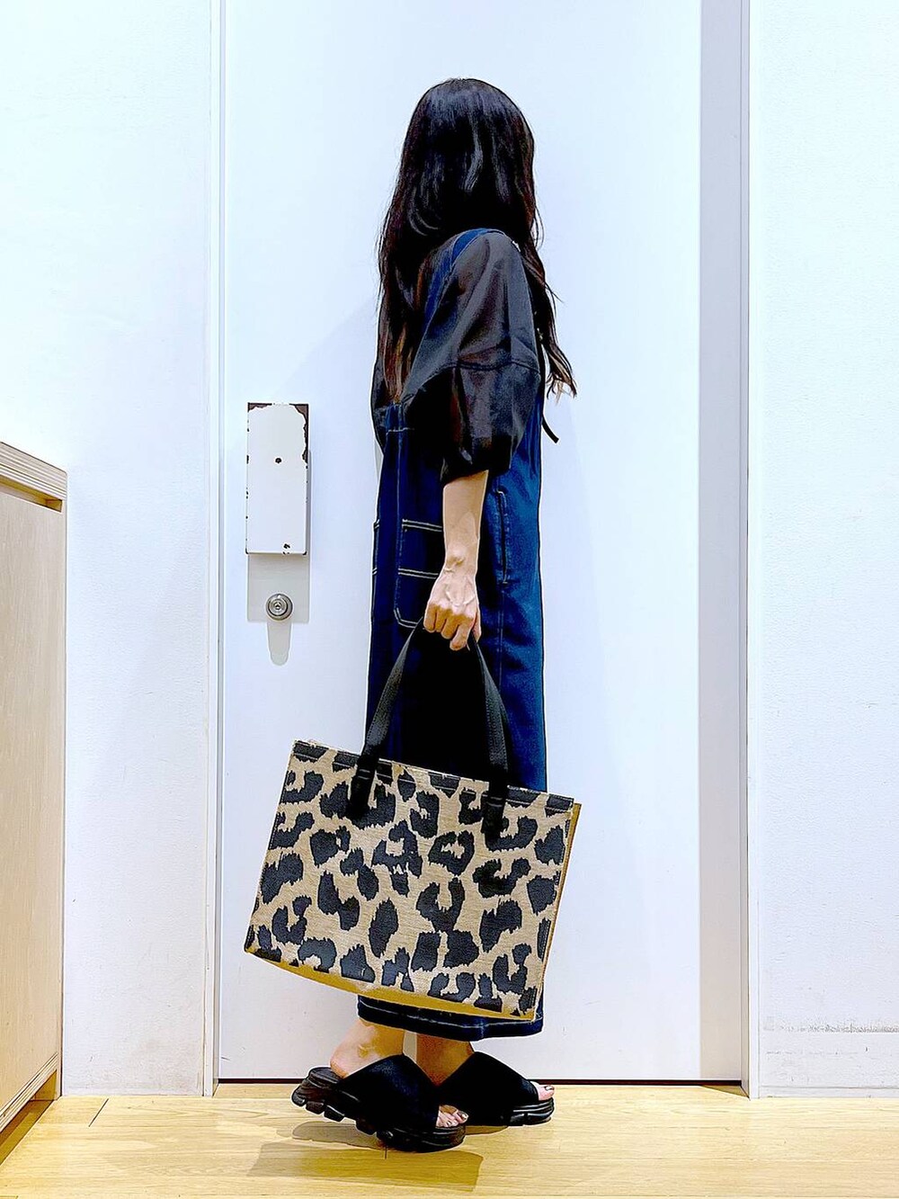 ブルー系のジャンパースカート、その他のトートバッグ、ブラック系のサンダルを着用したレディースの夏コーディネートの4枚目の写真