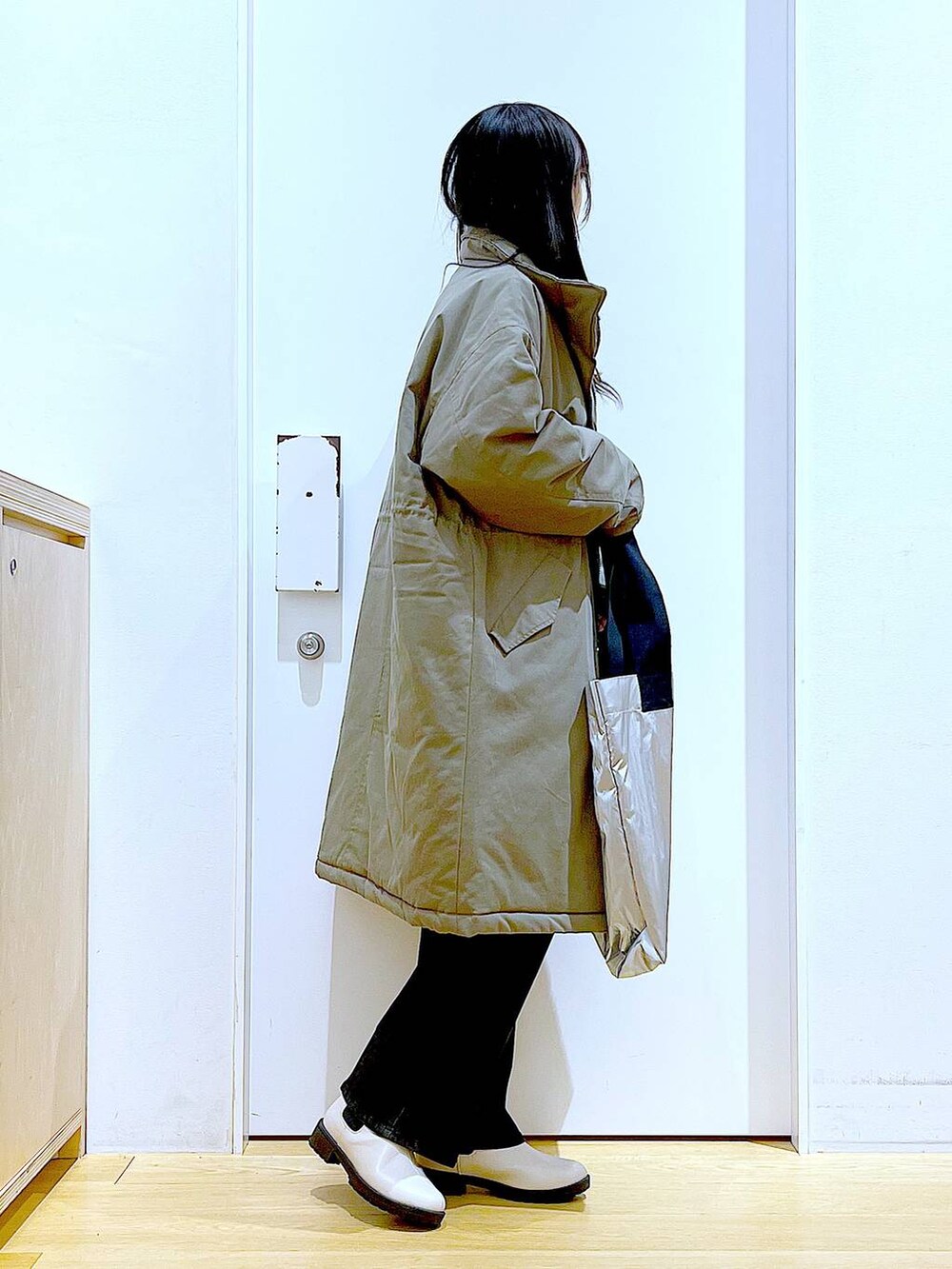 「リラックス、若見え、ゆったり、休日コーデ、骨格ウェーブ、LAKOLE、アウター、デニムパンツ、コート、ニット、トートバッグ、ブーツ、冬コーデ、カジュアル、ベーシック/シンプル」｜「LAKOLEのフレアデニム / 102226（デニムパンツ、グレー系）」を使った、あおき@LAKOLE海老名さん（レディース・156cm）の冬コーディネートの4枚目の写真