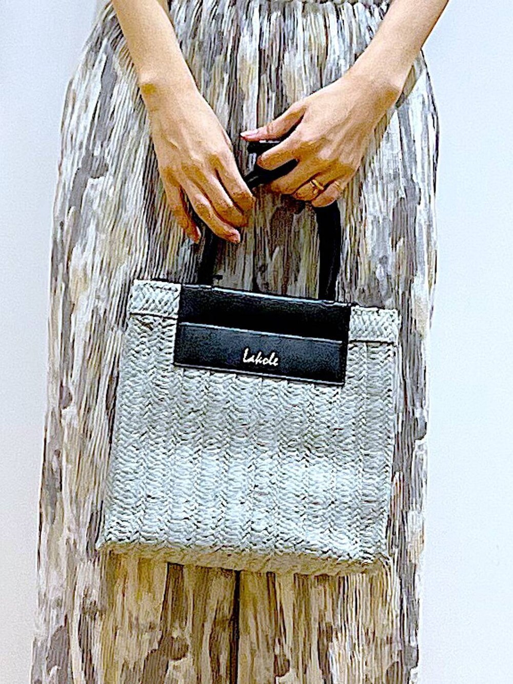 ベージュ系のその他パンツ、その他のパンプス、グレー系のショルダーバッグを着用したレディースの夏コーディネートの9枚目の写真