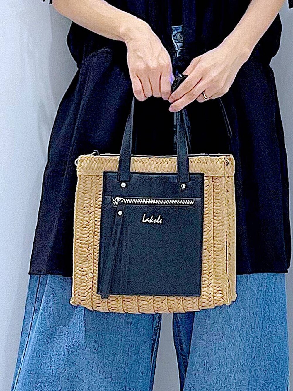 ブルー系のデニムパンツ、ベージュ系のショルダーバッグ、ブラック系のサンダルを着用したレディースの夏コーディネートの9枚目の写真