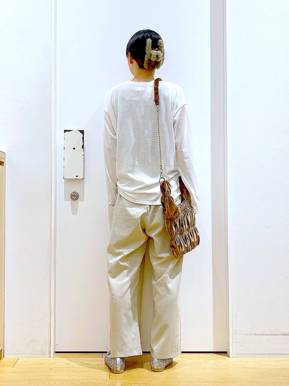 シルバー系のパンプス、イエロー系のショルダーバッグ、ベージュ系のその他パンツを着用したレディースの秋コーディネートの5枚目の写真