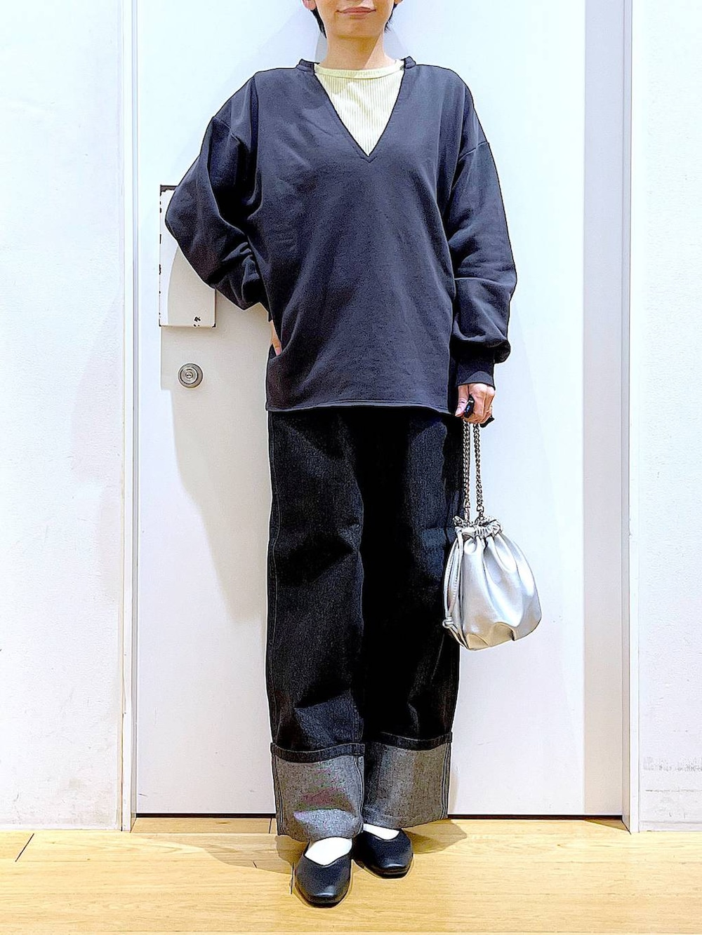 「リラックス、若見え、ゆったり、休日コーデ、骨格ウェーブ、LAKOLE、スウェット、デニムパンツ、カジュアル、シンプルコーデ、春コーデ、パンプス、フラットシューズ、ショルダーバッグ、ワンマイル」｜「LAKOLEのチェーンハンドル2WAYショルダーバッグ / 253087（ショルダーバッグ、シルバー系）」を使った、あおき@LAKOLE海老名さん（レディース・156cm）の冬コーディネートの6枚目の写真