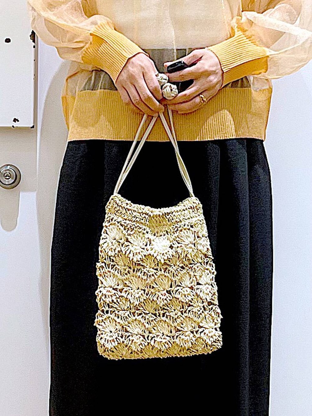 ブラック系のサンダル、オレンジ系のカーディガン/ボレロ、ベージュ系のショルダーバッグを着用したレディースの夏コーディネートの9枚目の写真