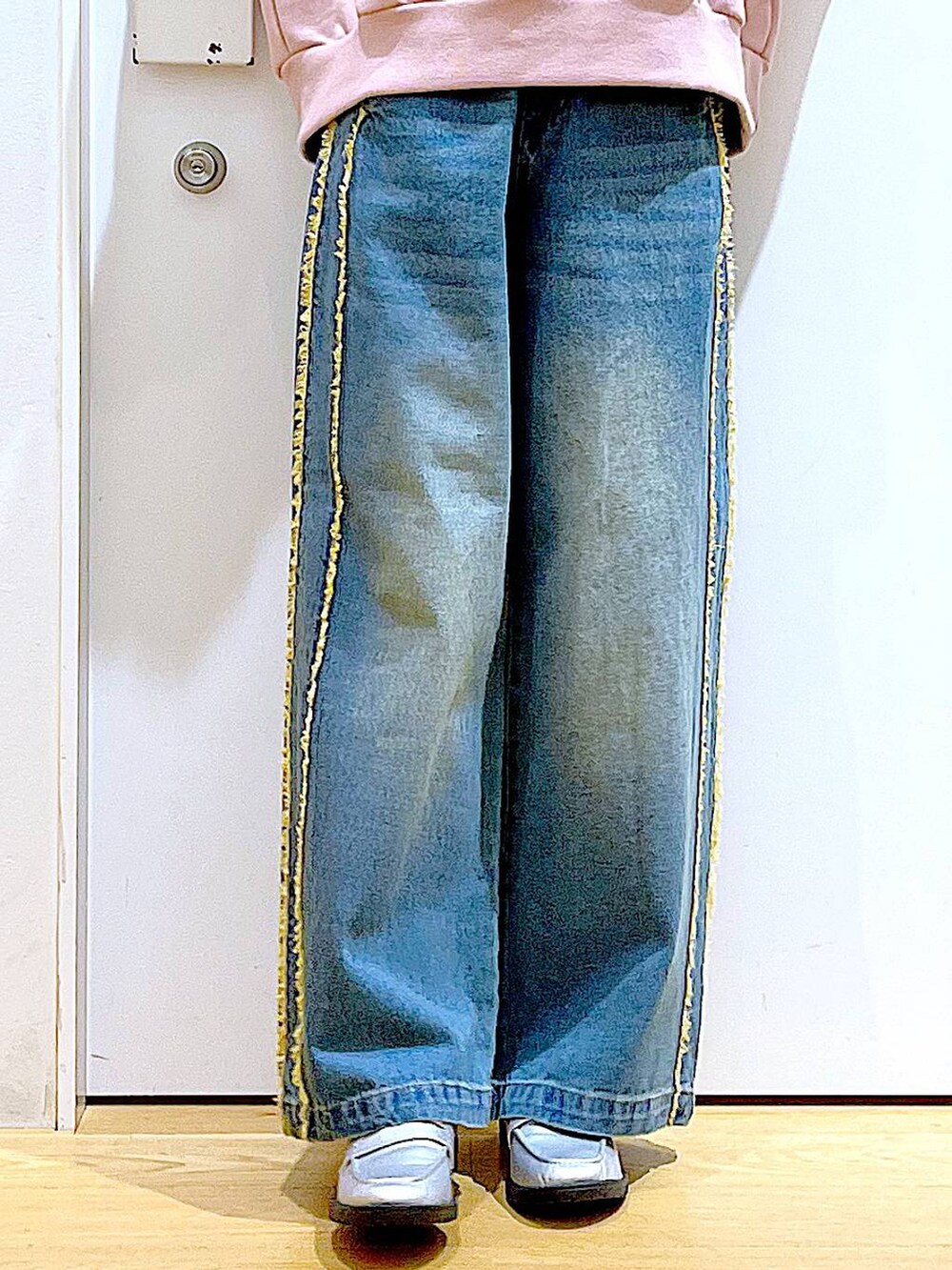 シルバー系のローファー、ブルー系のデニムパンツ、その他のトートバッグを着用したレディースの春コーディネートの8枚目の写真