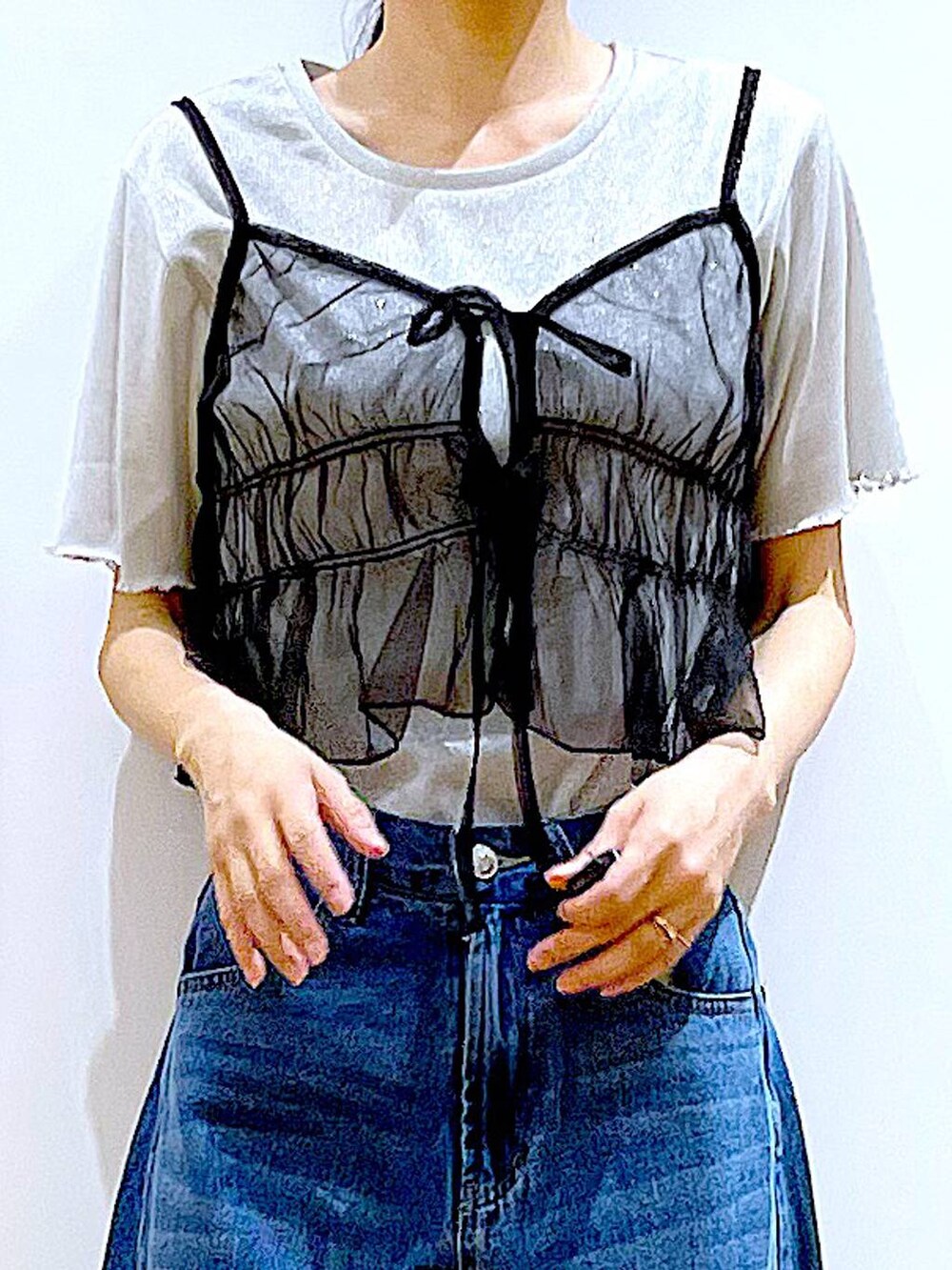 ブルー系のデニムパンツ、その他のパンプス、グレー系のショルダーバッグを着用したレディースの夏コーディネートの7枚目の写真