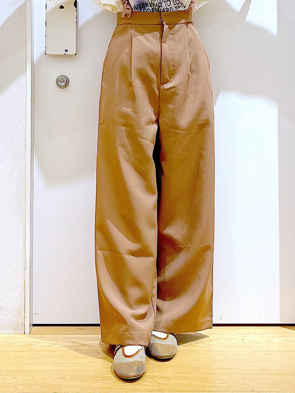 シルバー系のトートバッグ、ベージュ系のパンプス、ブラウン系のその他パンツを着用したレディースの春コーディネートの8枚目の写真