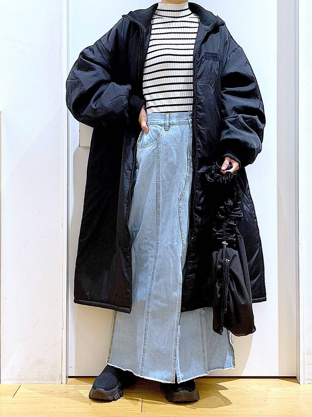 「リラックス、若見え、ゆったり、休日コーデ、骨格ウェーブ、LAKOLE、コート、冬コーデ、冬アウター、カジュアル、スカート、ニット、ボーダー、ショルダーバッグ、ブーツ」｜「LAKOLEの12ゲージリブモックネックプルオーバー / 116703（ニット/セーター、その他）」を使った、あおき@LAKOLE海老名さん（レディース・156cm）の冬コーディネートの6枚目の写真