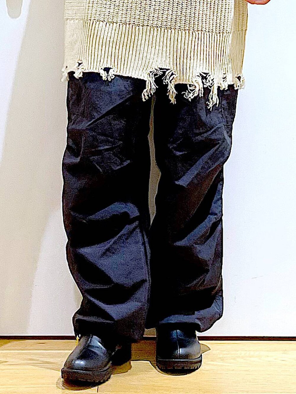 ブラック系のブーツ、その他のショルダーバッグ、ブラック系のカーゴパンツを着用したレディースの冬コーディネートの8枚目の写真