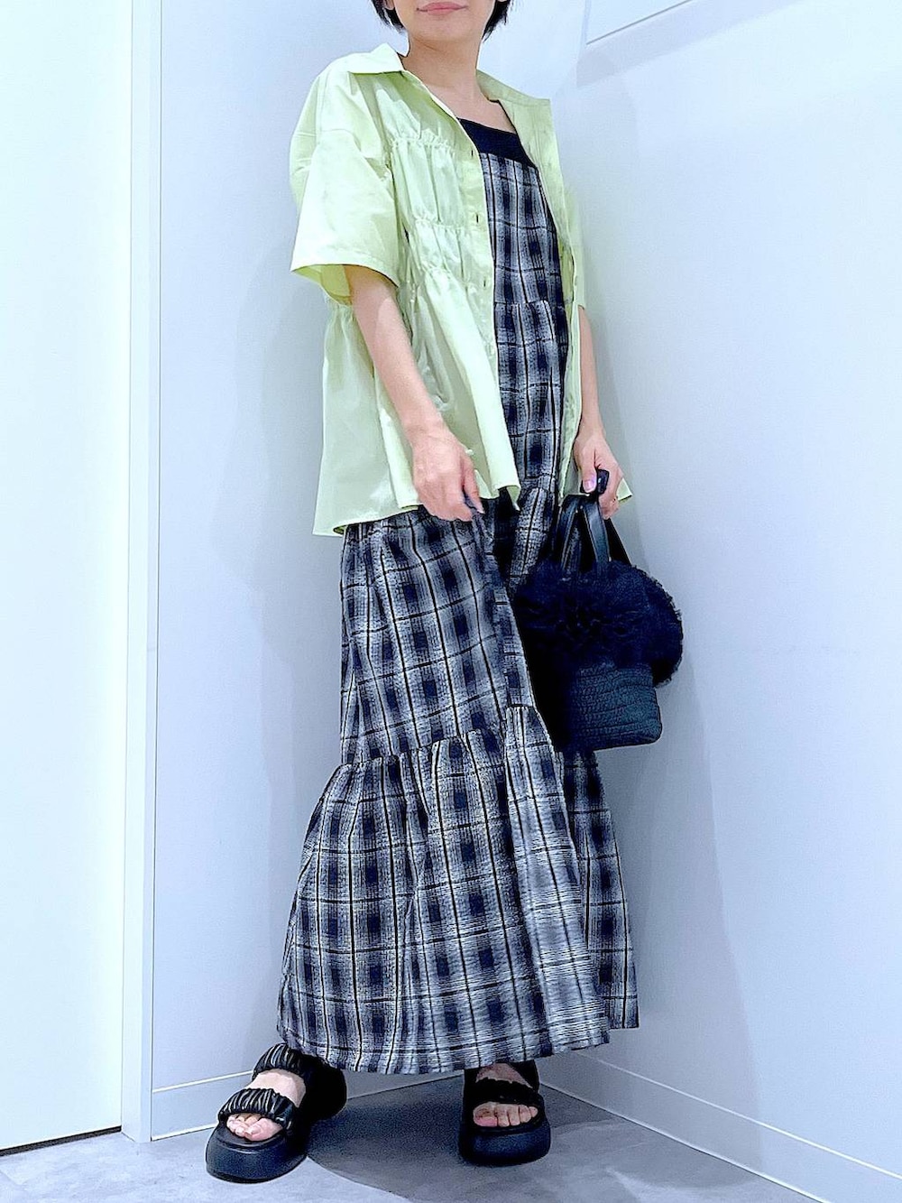 「リラックス、若見え、ゆったり、休日コーデ、骨格ウェーブ、LAKOLE、シャツ、ワンピース、カジュアル、チェック、カジュアルコーデ、夏コーデ、楽ちんコーデ、体型カバー、ショルダーバッグ」｜「LAKOLEの2WAYペーパーチュールコンビショルダーバッグ / 286384（ショルダーバッグ、ブラック系）」を使った、あおき@LAKOLE海老名さん（レディース・156cm）の夏コーディネートの6枚目の写真