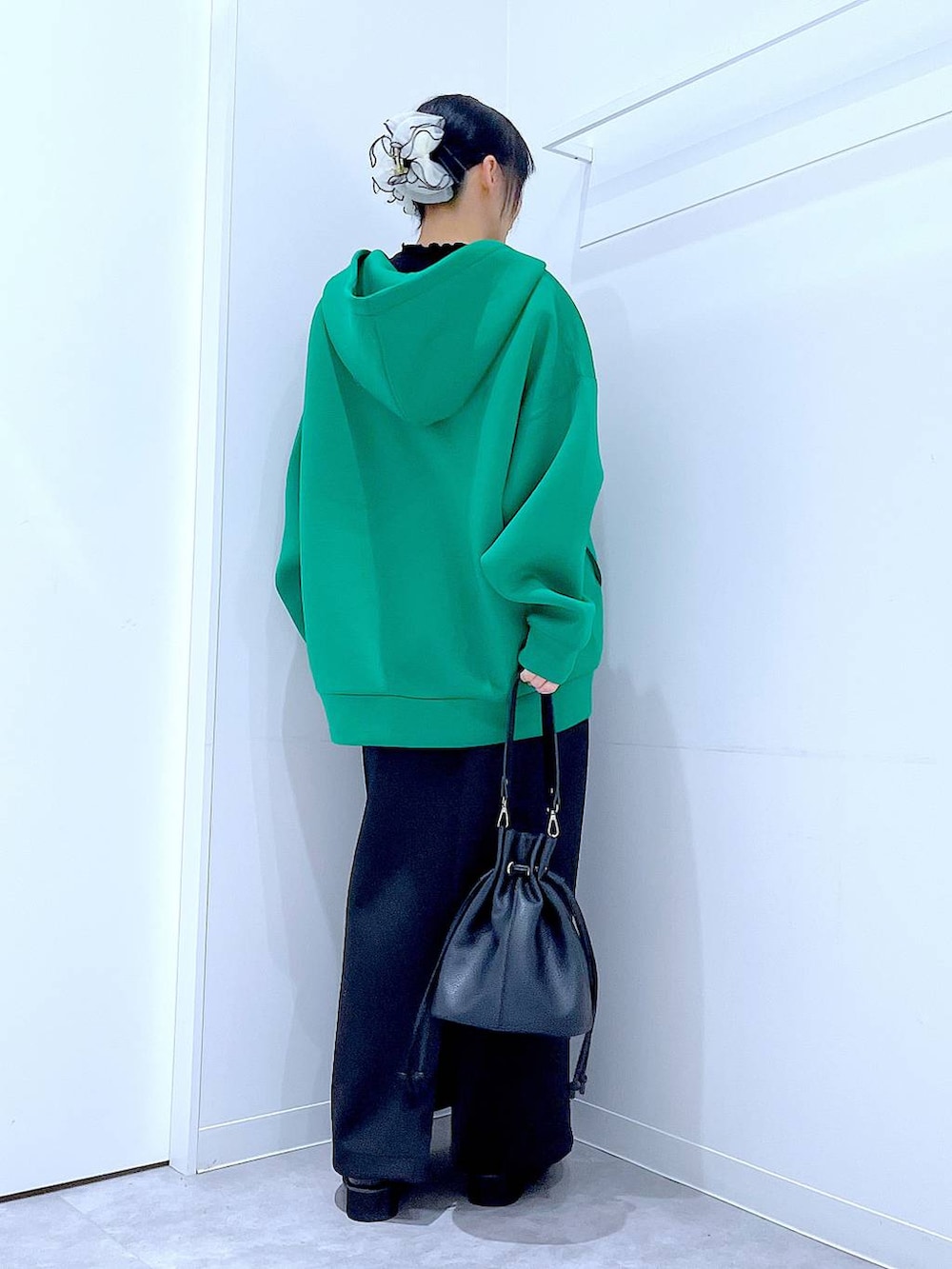 ブラック系のスカート、ブラック系のサンダル、ブラック系のショルダーバッグを着用したレディースの冬コーディネートの5枚目の写真