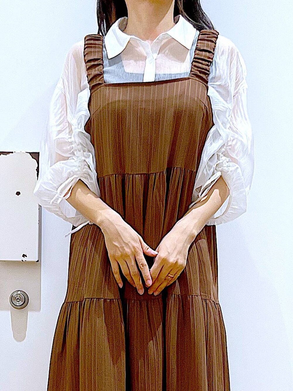 ブラック系のサンダル、ベージュ系のワンピース、グレー系のトートバッグを着用したレディースの夏コーディネートの7枚目の写真