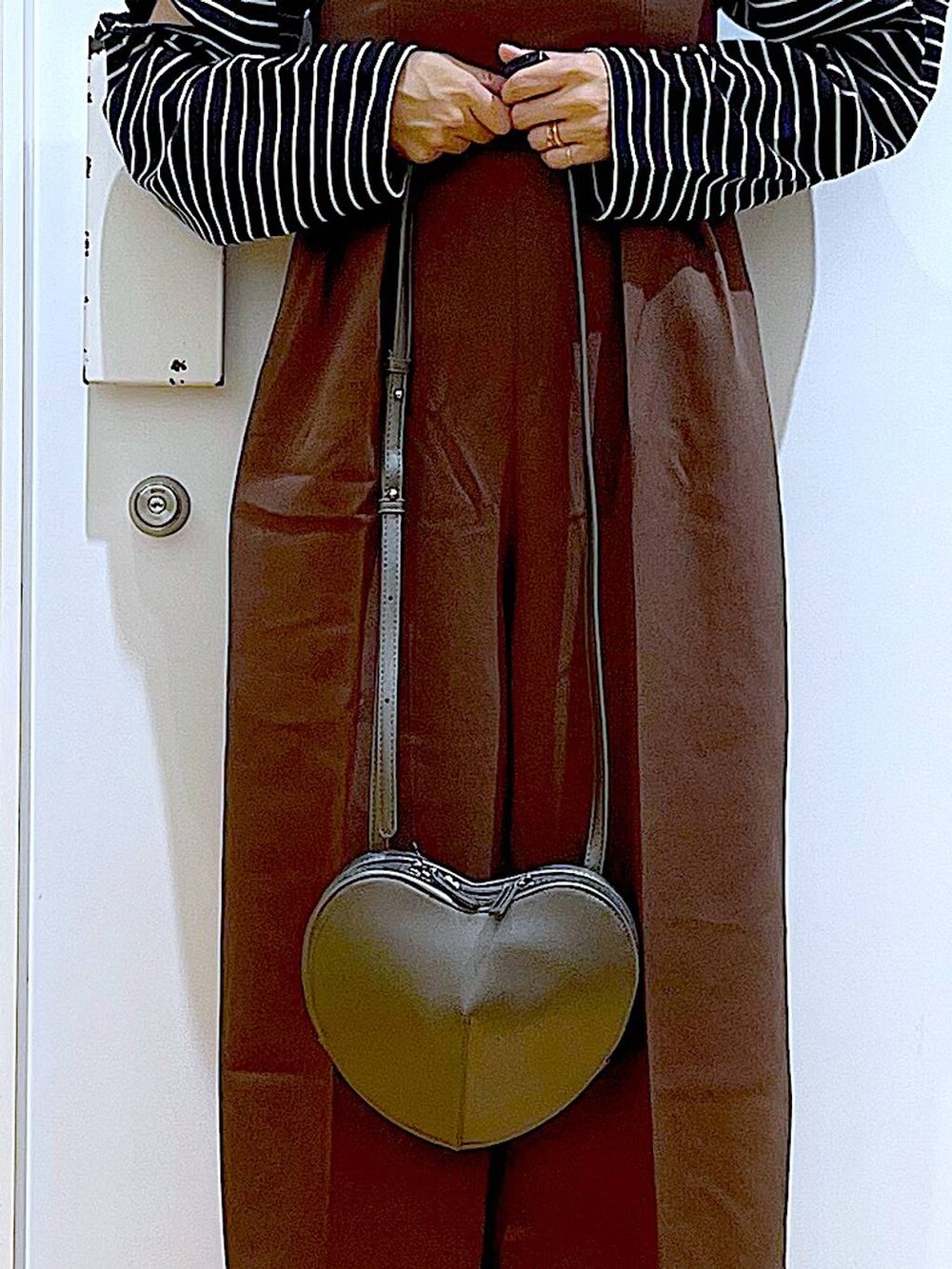 シルバー系のショルダーバッグ、ブラック系のローファー、ブラウン系のサロペット/オーバーオールを着用したレディースの秋コーディネートの9枚目の写真