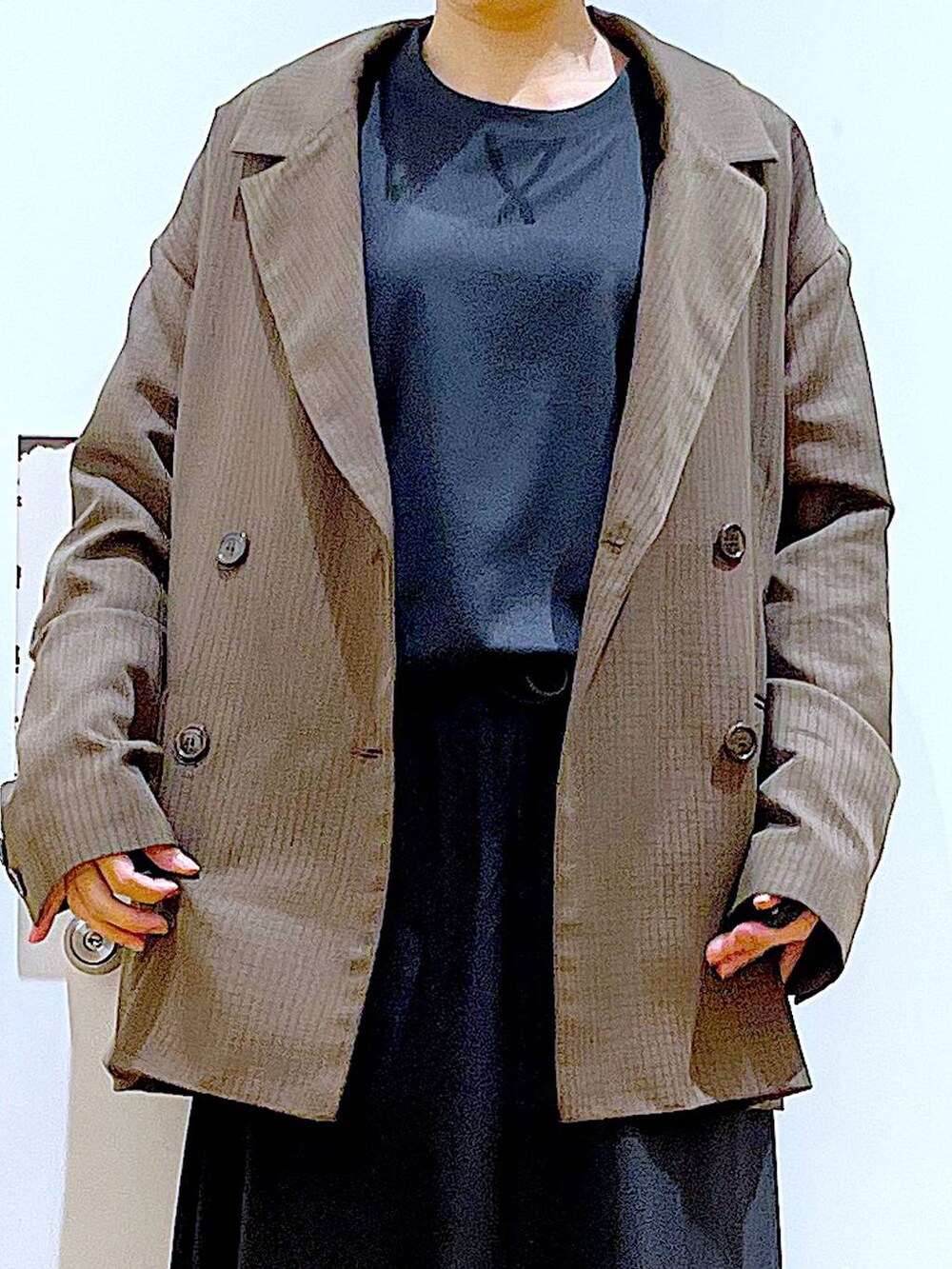 ベージュ系のスリッポン、ブラウン系のハンドバッグ、ブラウン系のテーラードジャケットを着用したレディースの秋コーディネートの7枚目の写真