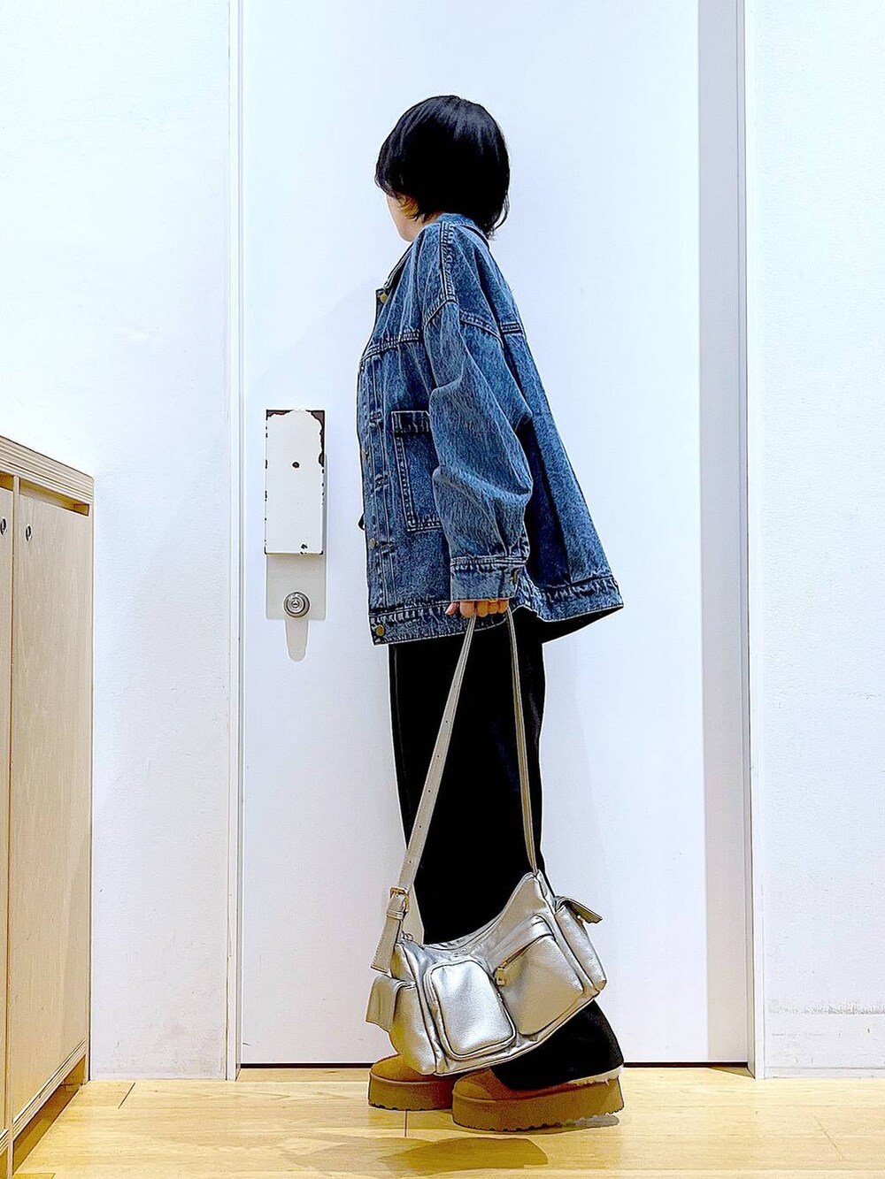 ベージュ系のスリッポン、ブルー系のデニムジャケット、ホワイト系のTシャツ/カットソーを着用したレディースの秋コーディネートの3枚目の写真