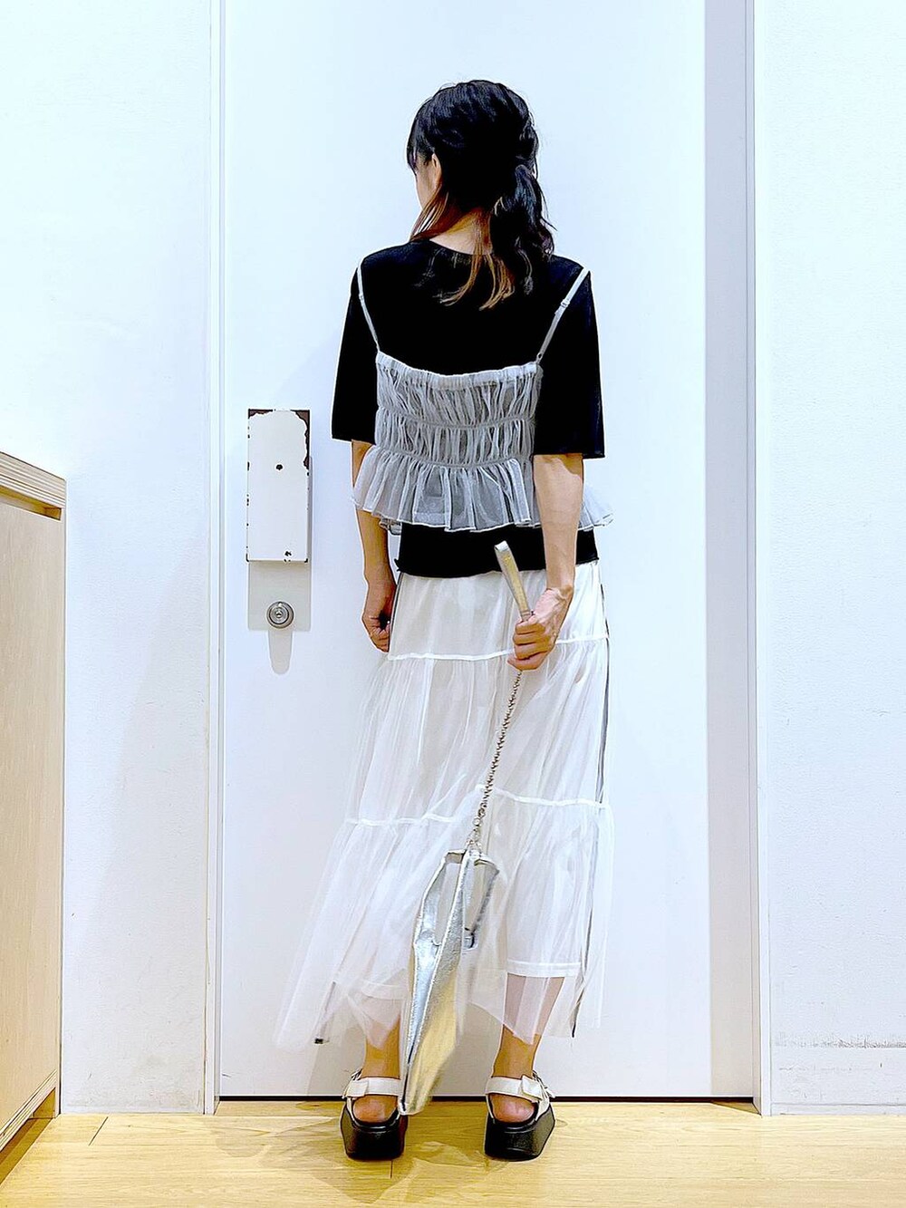 シルバー系のショルダーバッグ、ホワイト系のサンダル、ホワイト系のキャミソールを着用したレディースの夏コーディネートの5枚目の写真