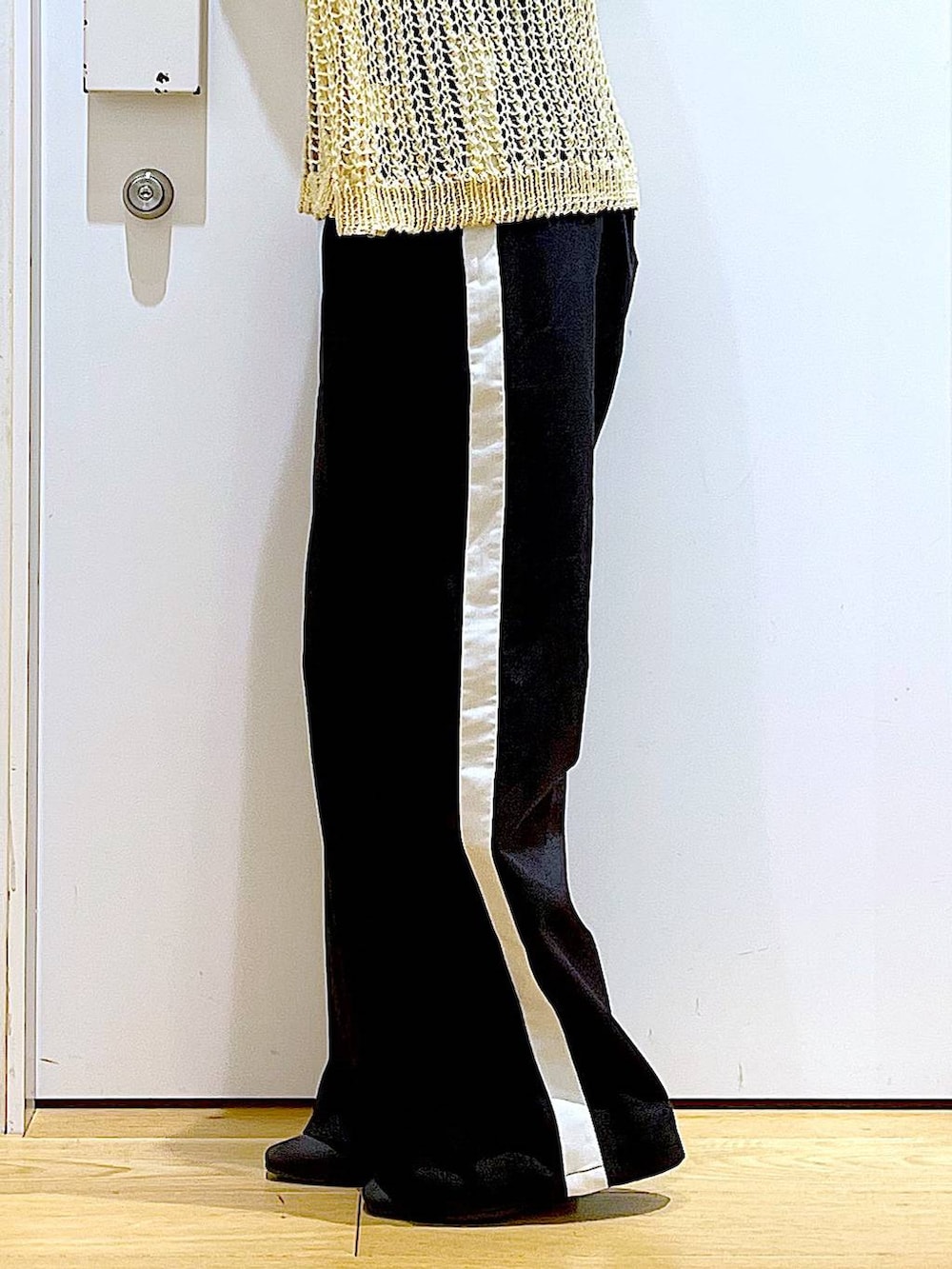 ブラック系のスラックス、ブラック系のボストンバッグ、ブラック系のパンプスを着用したレディースの夏コーディネートの8枚目の写真