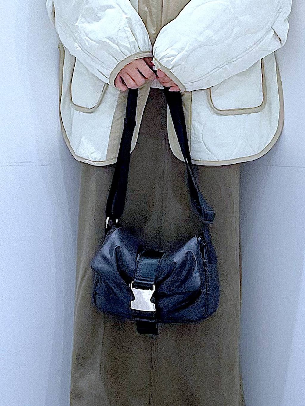 ベージュ系のブルゾン、ブラック系のブーツ、ベージュ系のニット/セーターを着用したレディースの冬コーディネートの9枚目の写真