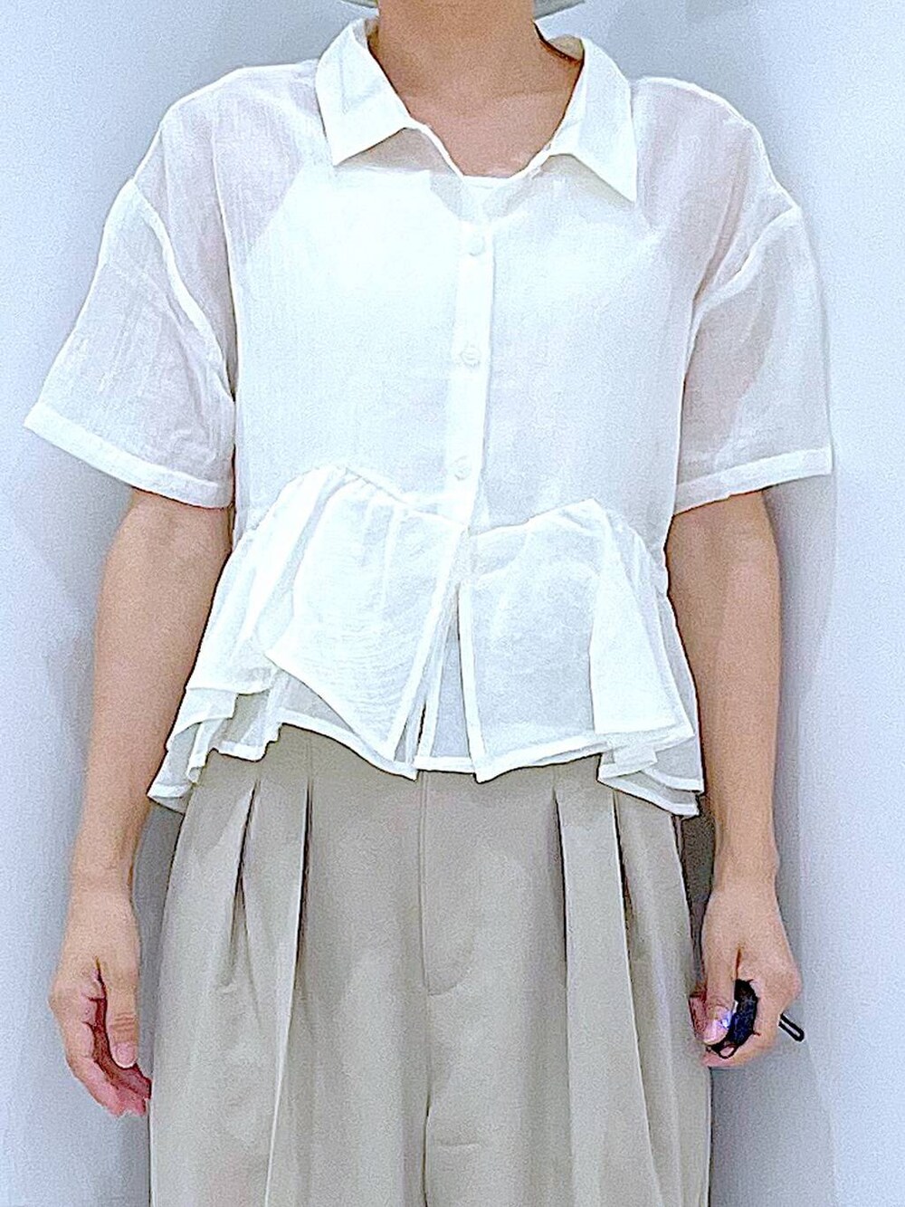 ベージュ系のショルダーバッグ、ブラック系のサンダル、ベージュ系のその他パンツを着用したレディースの夏コーディネートの7枚目の写真