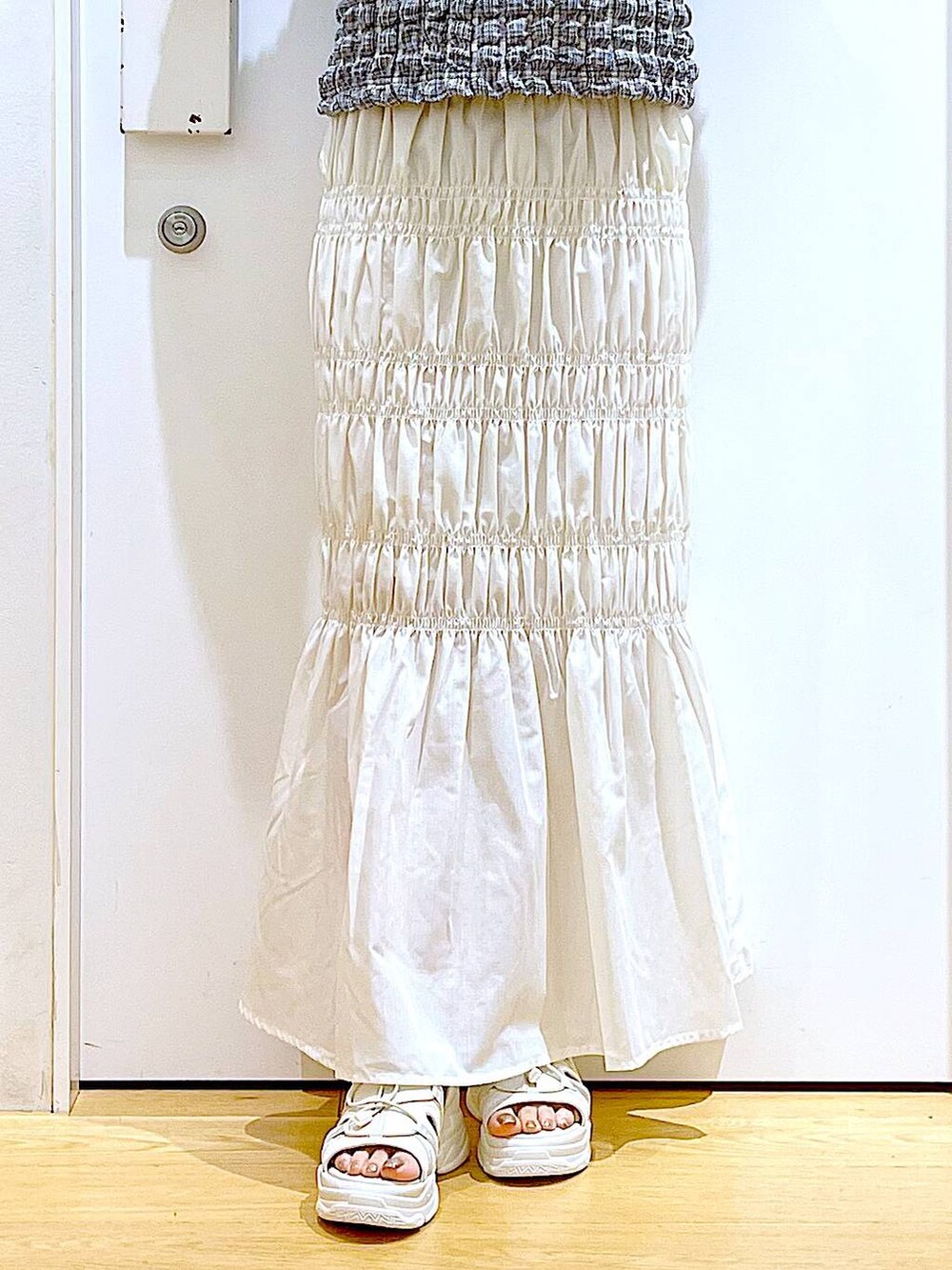 ホワイト系のサンダル、ブルー系のトートバッグ、その他のTシャツ/カットソーを着用したレディースの夏コーディネートの9枚目の写真